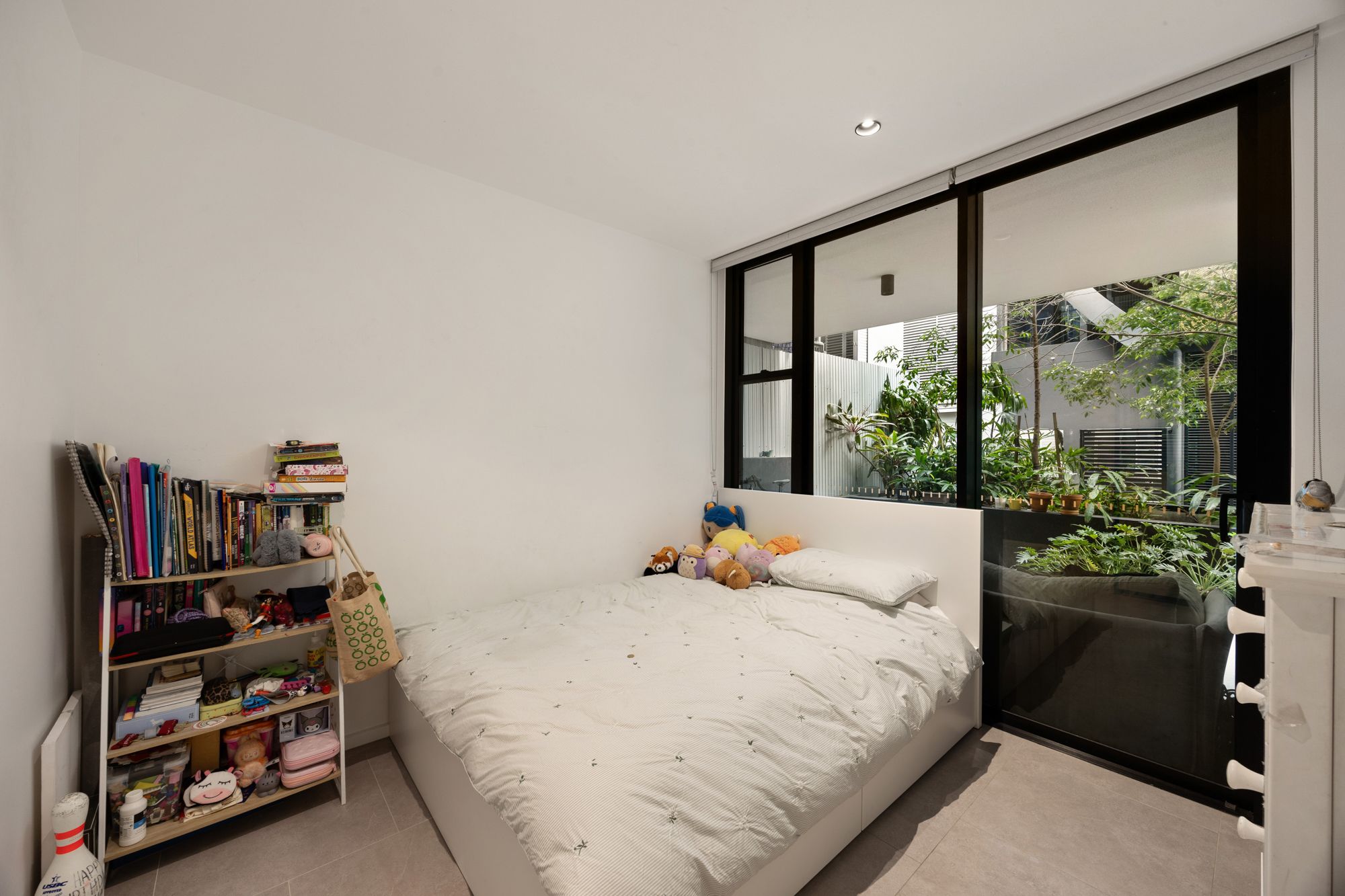 Three-bedroom courtyard apartment in the heart of Teneriffe — photo 11 of 14