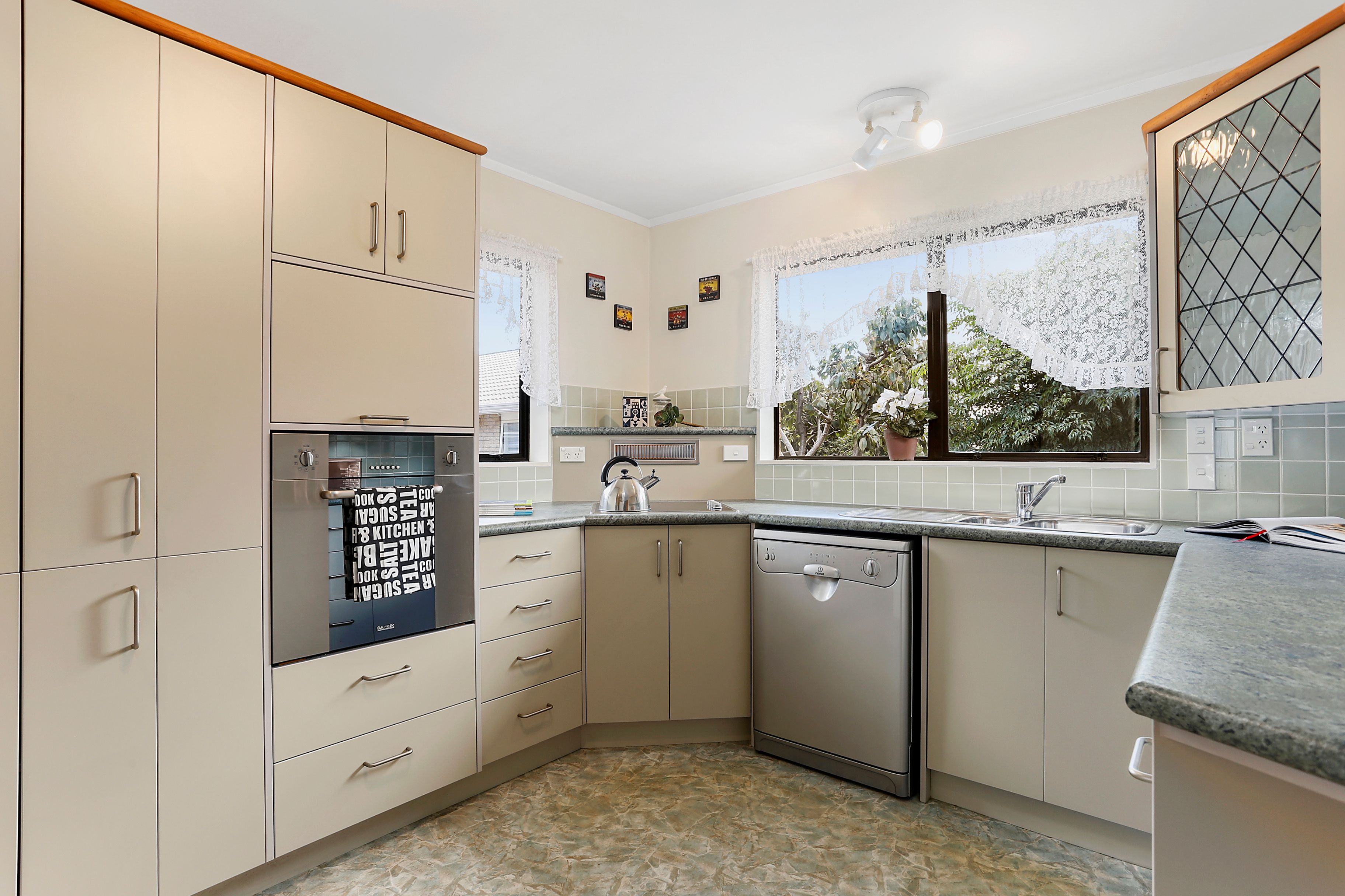 6 Tate Grove, Half Moon Bay, Manukau City