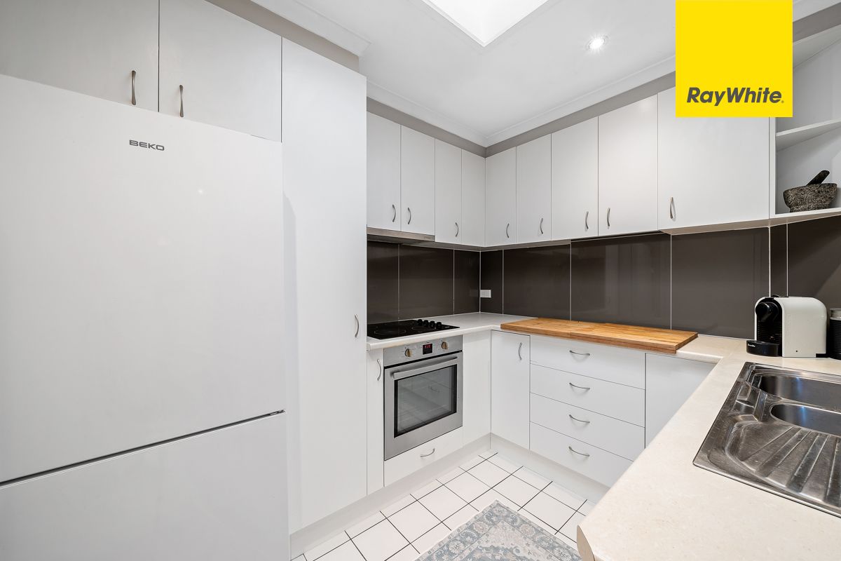 30/21 Cossington Smith Crescent — photo 4 of 18