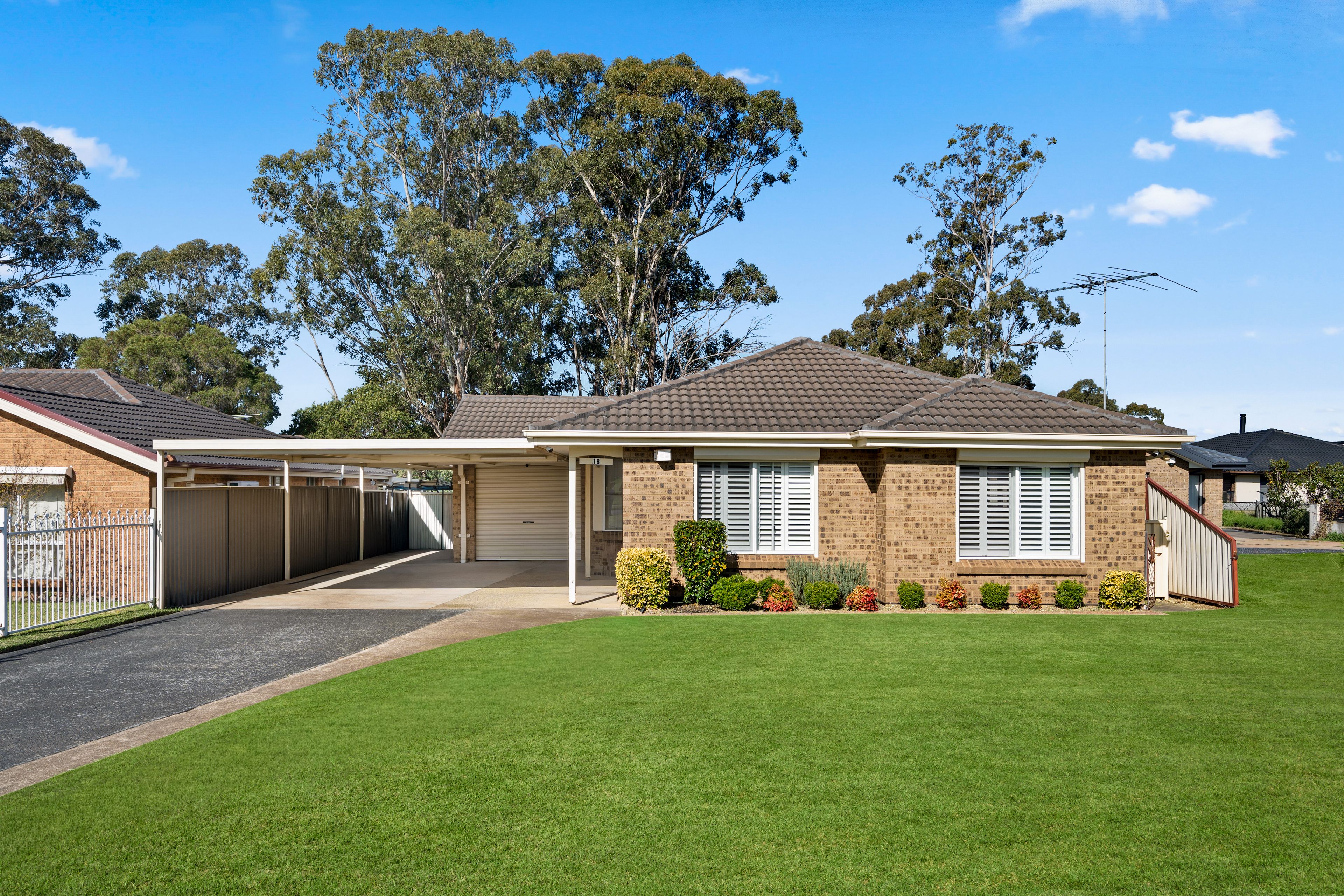18 & 18a Falklands Avenue, Bossley Park, NSW 2176