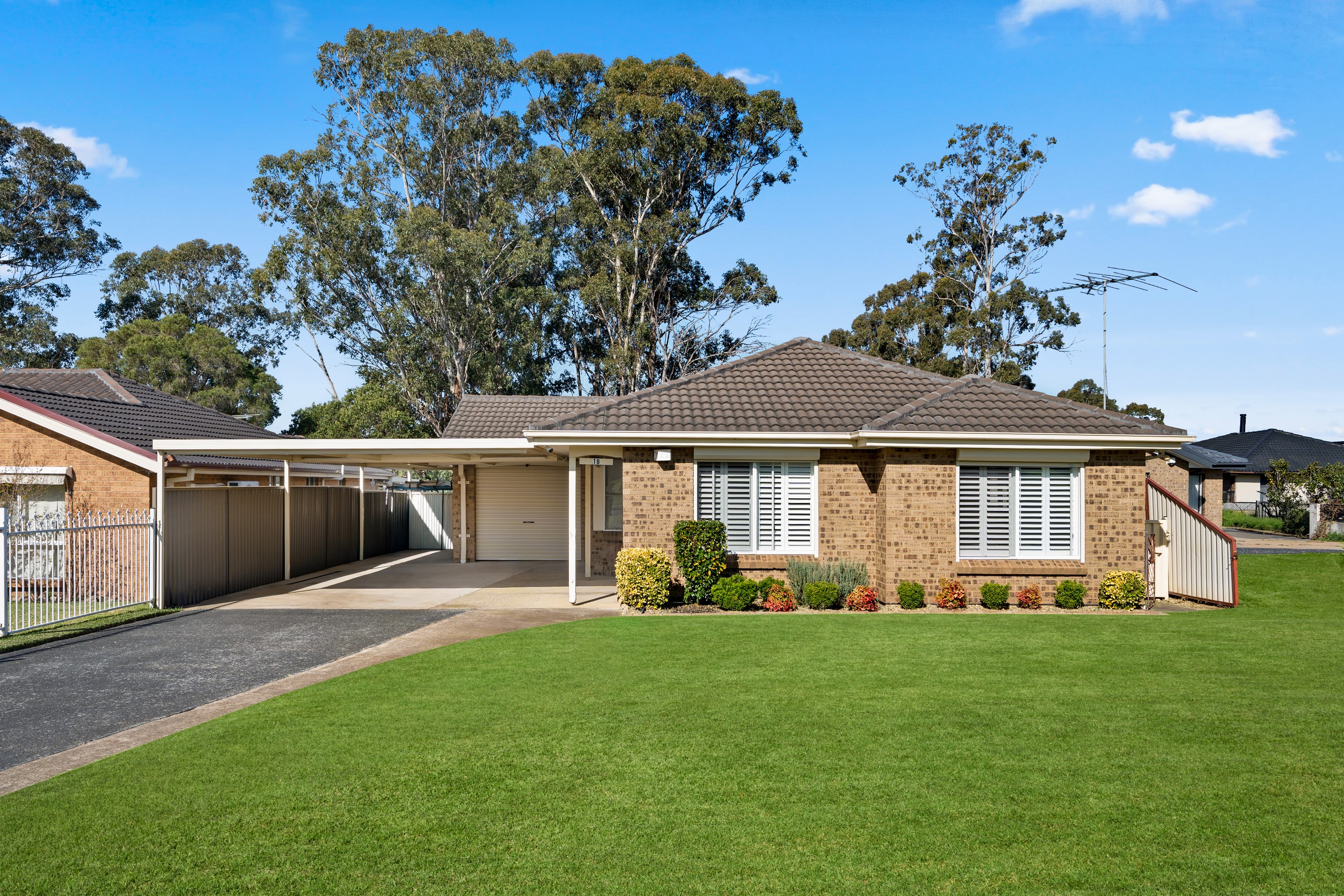 18 & 18a Falklands Avenue, Bossley Park, NSW 2176