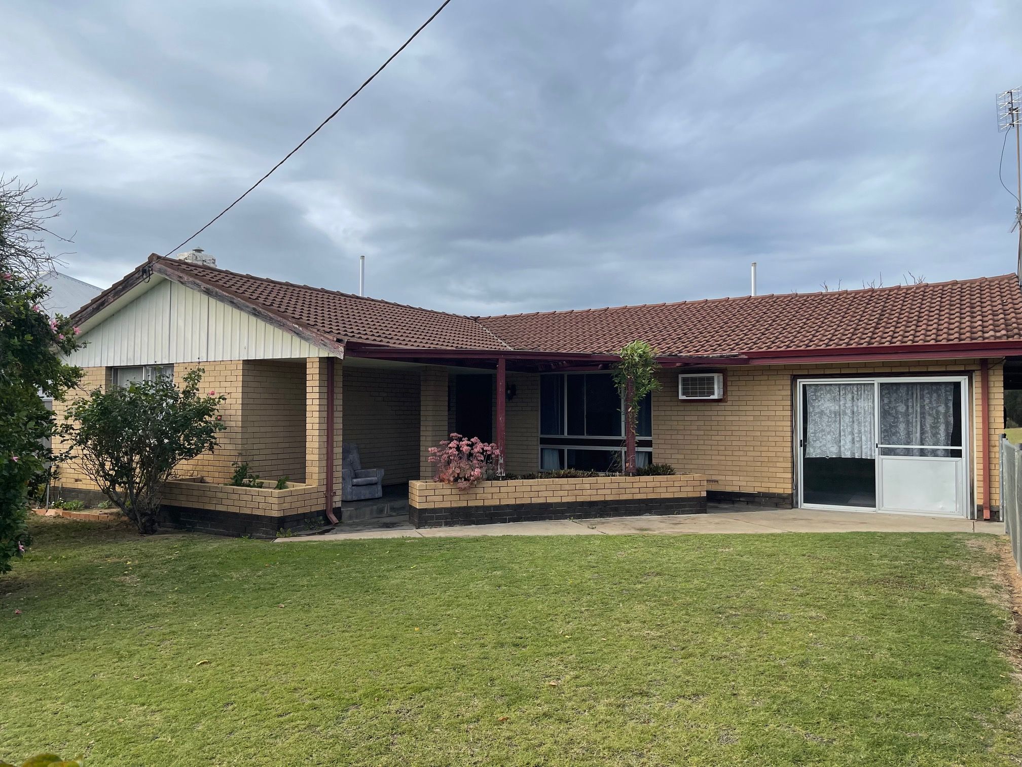 8 Hunts Road, Dongara, WA 6525