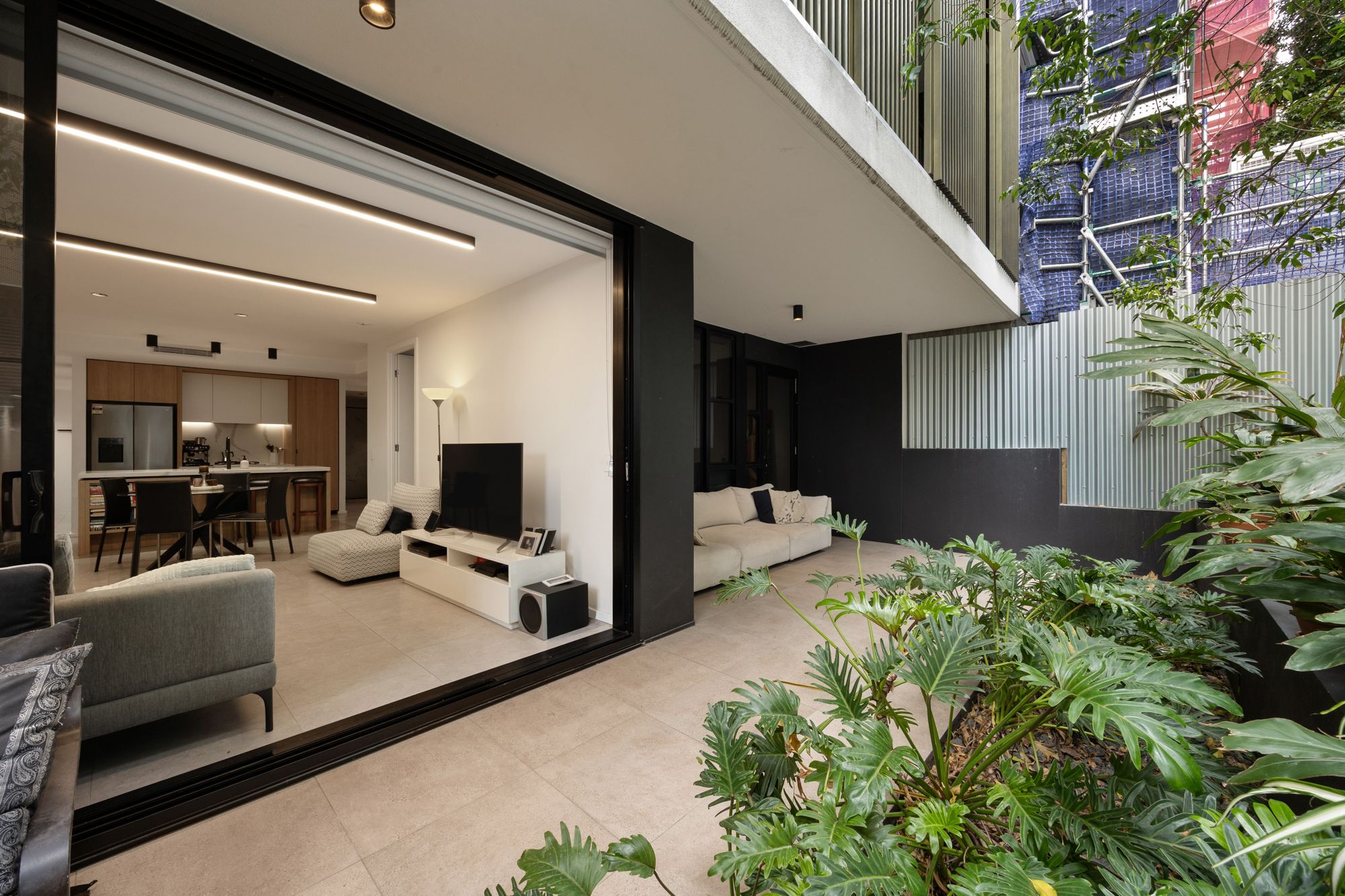 Three-bedroom courtyard apartment in the heart of Teneriffe — photo 6 of 14