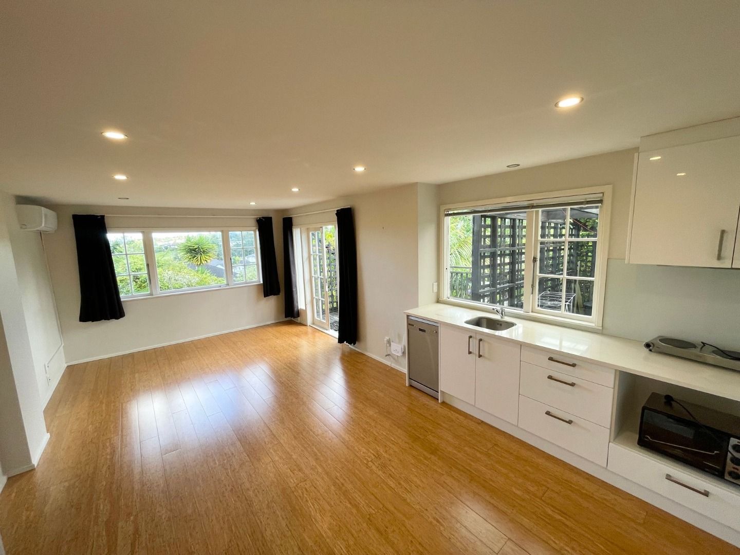 A/988 East Coast Road, Northcross, North Shore City