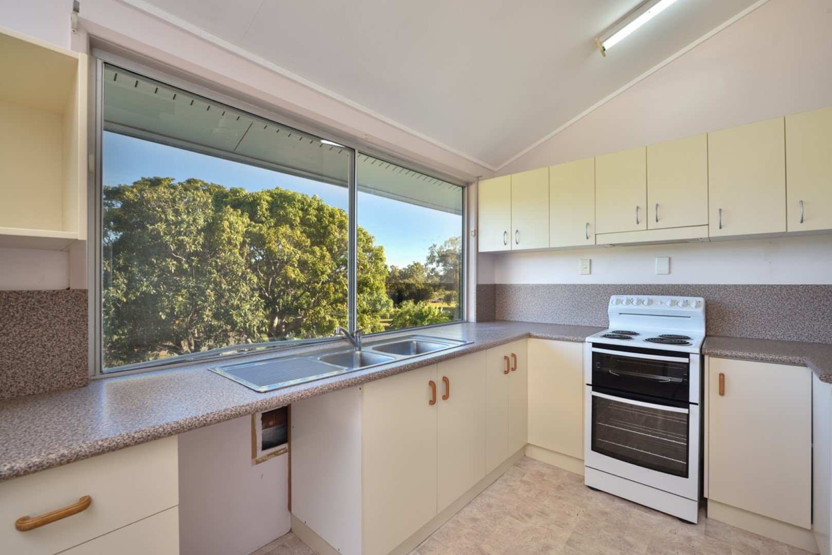 31 Park Street, West Gladstone, QLD 4680