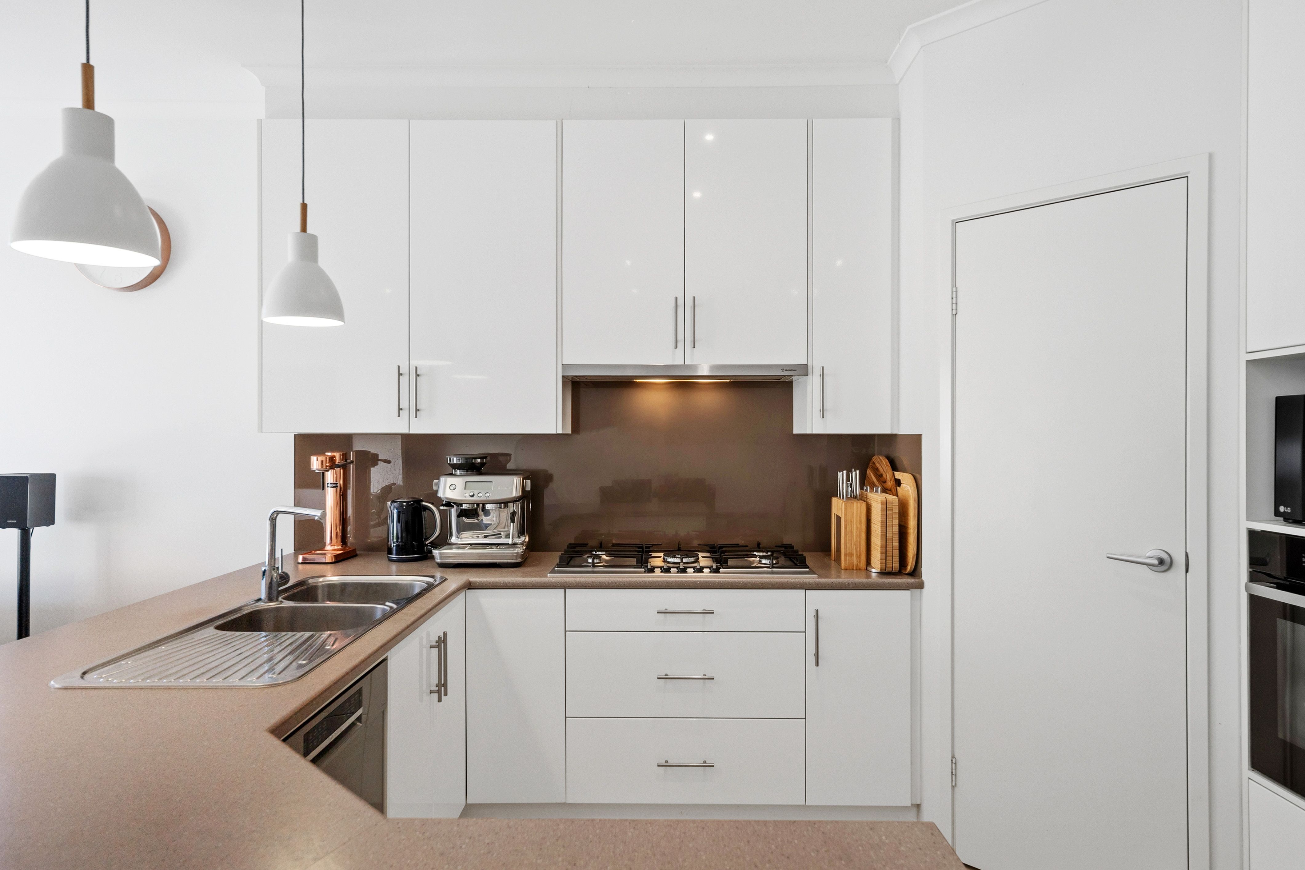 20 Warner Avenue — photo 5 of 18