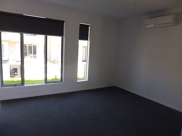 9 Ronneback Walk, Cranbourne, VIC 3977