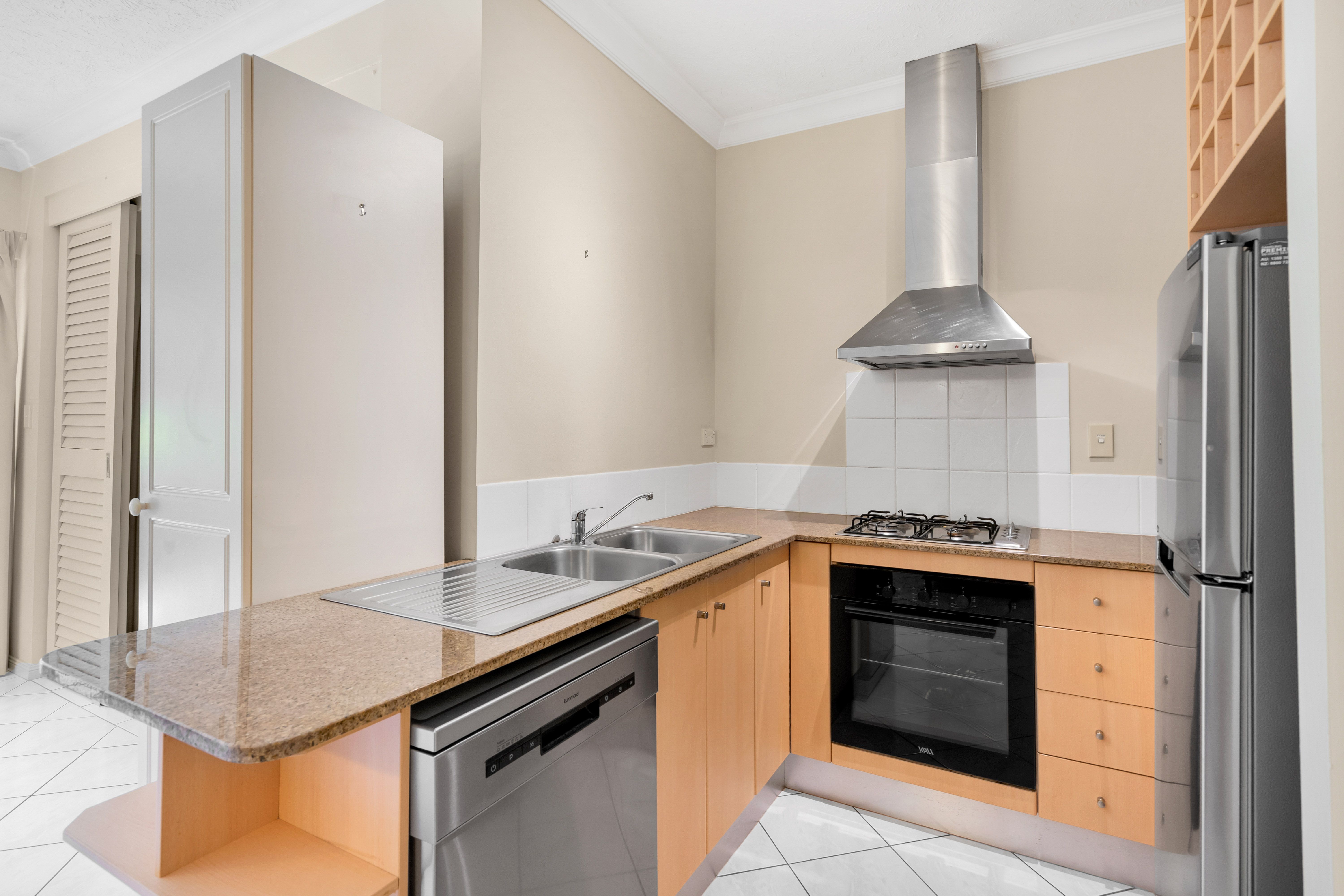 1611/2-10 Greenslopes Street — photo 3 of 11