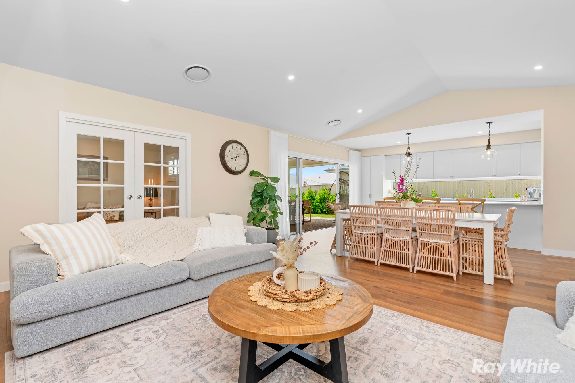 11 Lawrence Avenue — photo 4 of 25