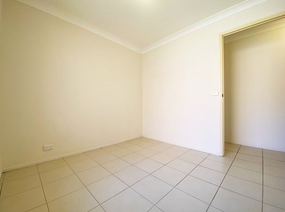 33 Parkholme Circuit — photo 7 of 10