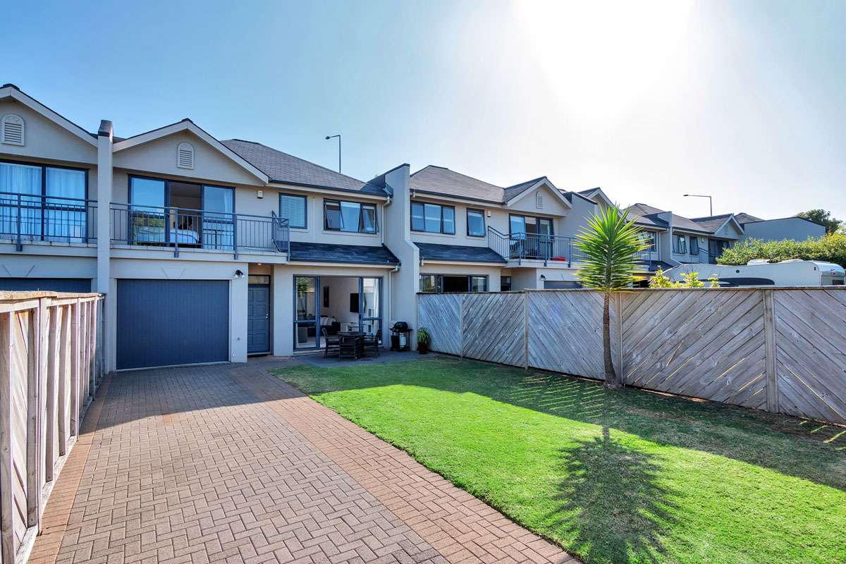 10 Riccarton Way photo 2