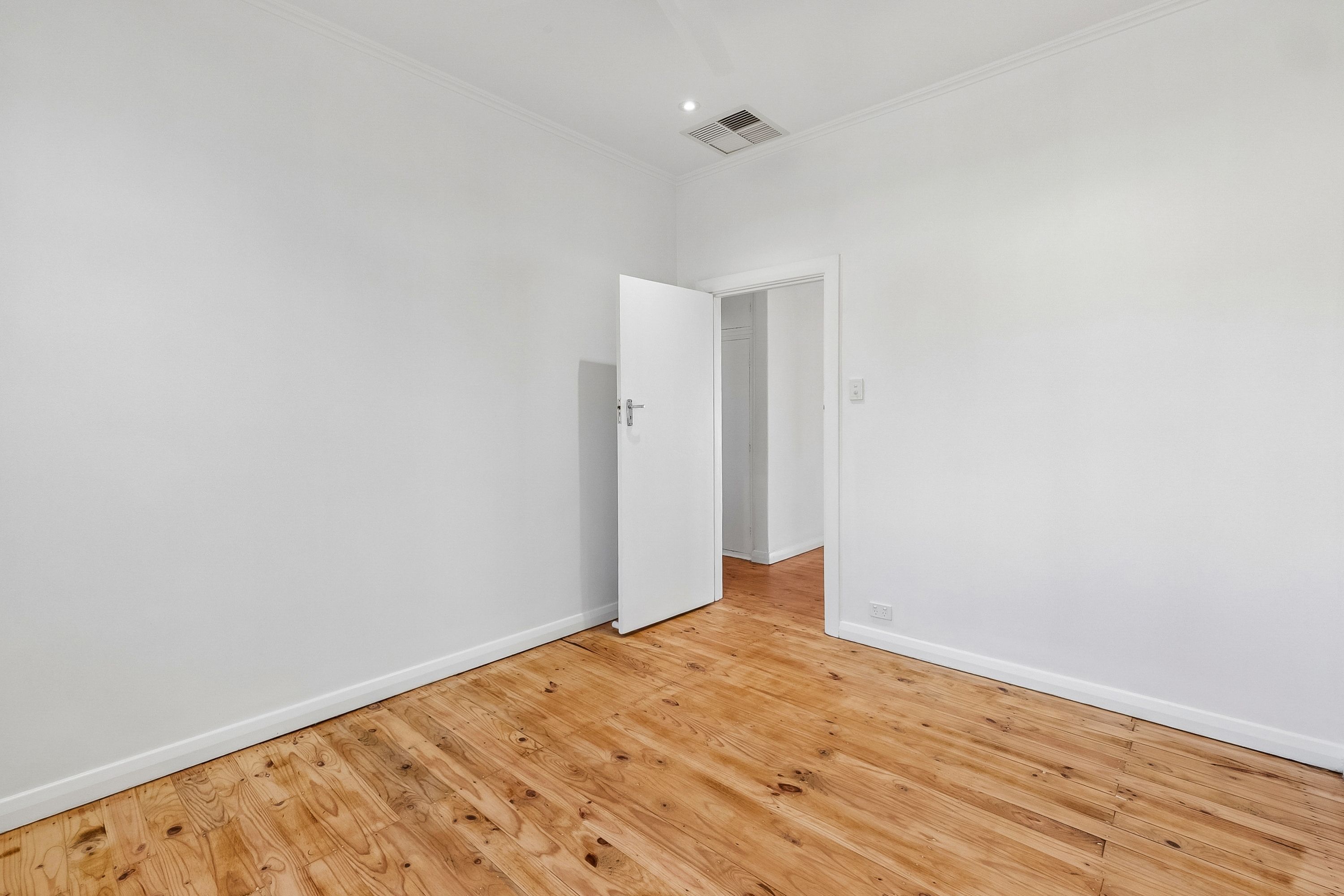 11 Buchan Street — photo 8 of 12