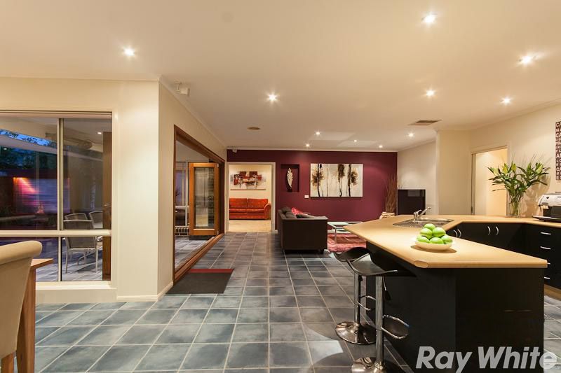 8 McCubbin Way, Berwick, VIC 3806