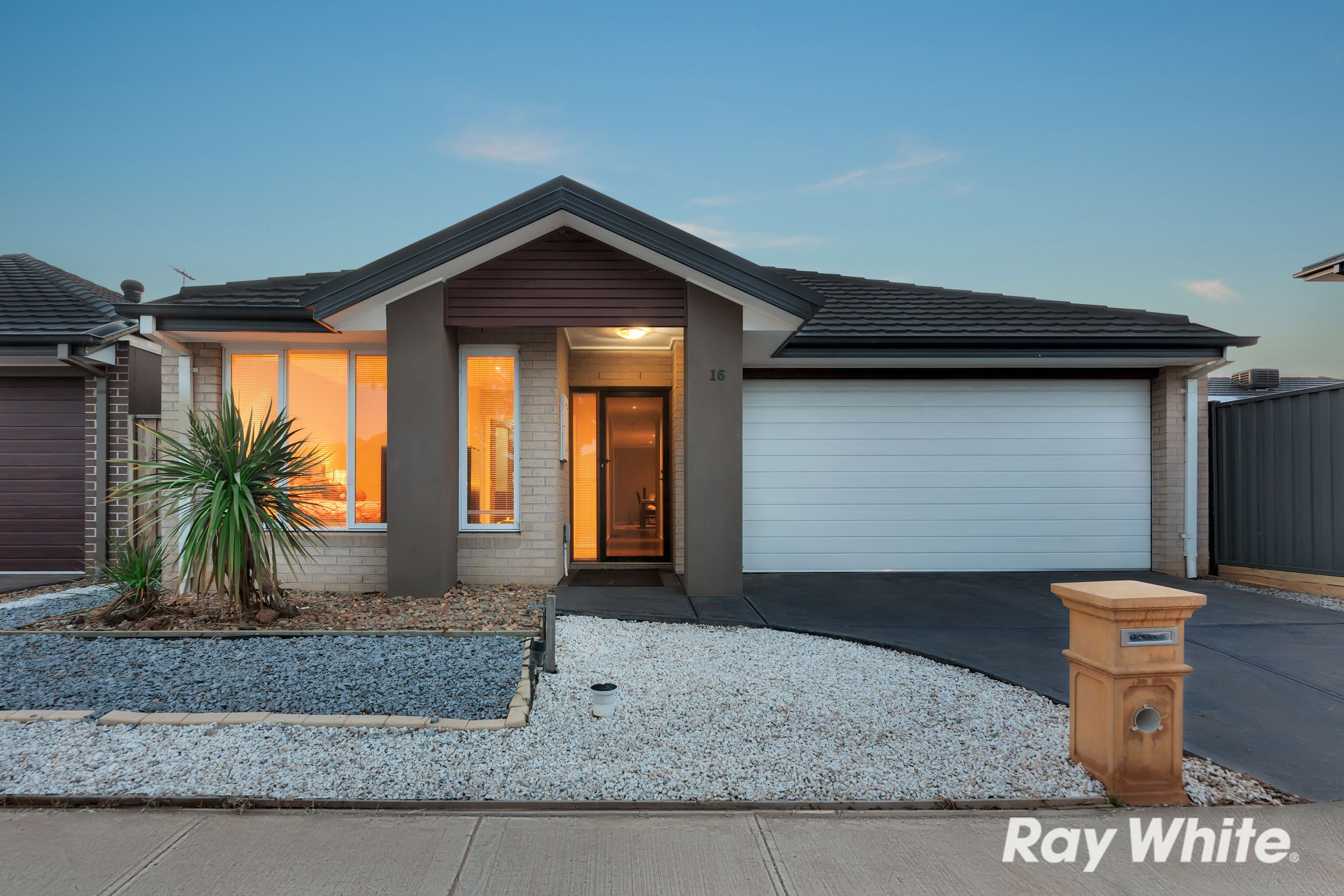 16 HOLLY GREEN Circuit, Truganina, VIC 3029