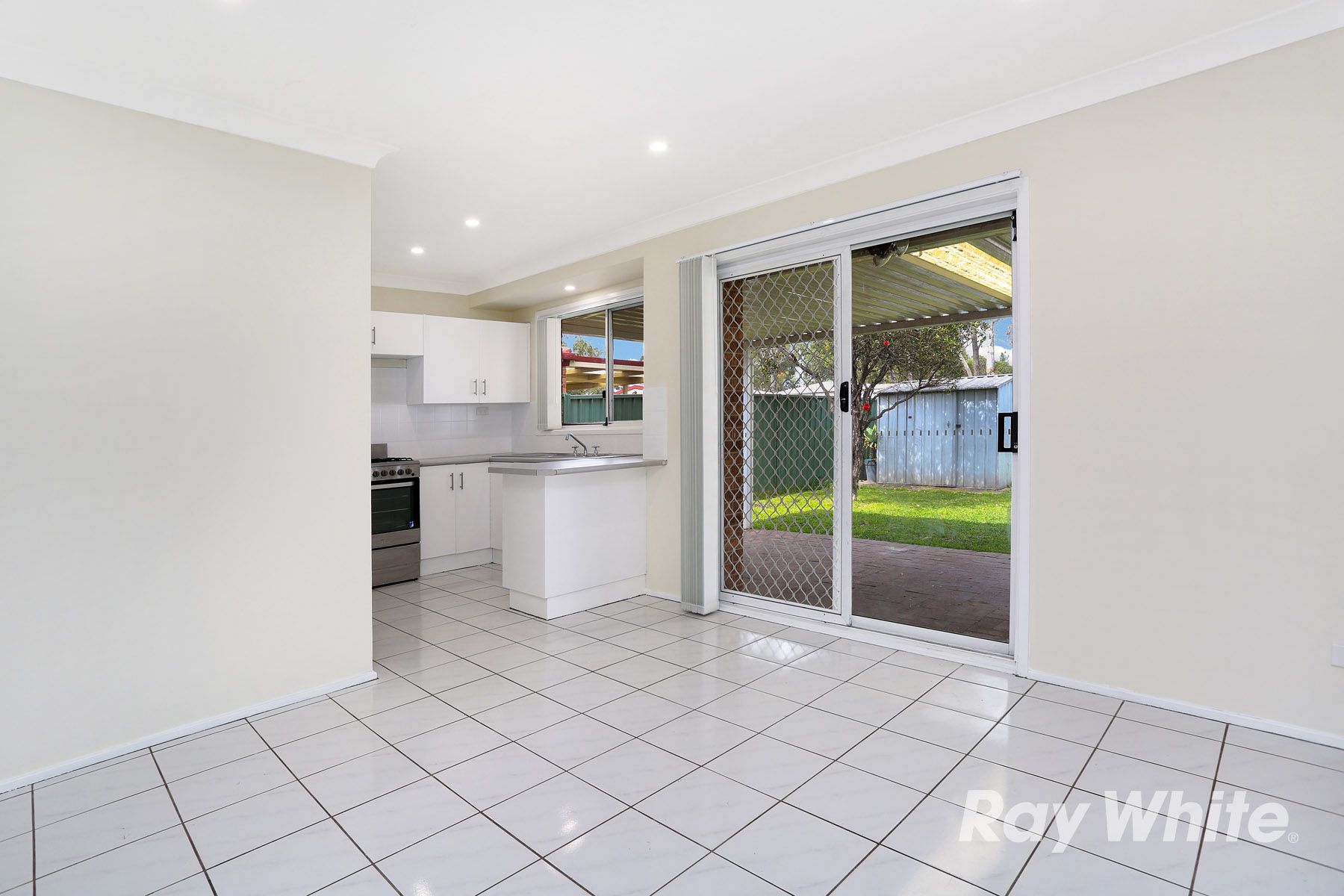 157 Colebee Crescent — photo 4 of 8