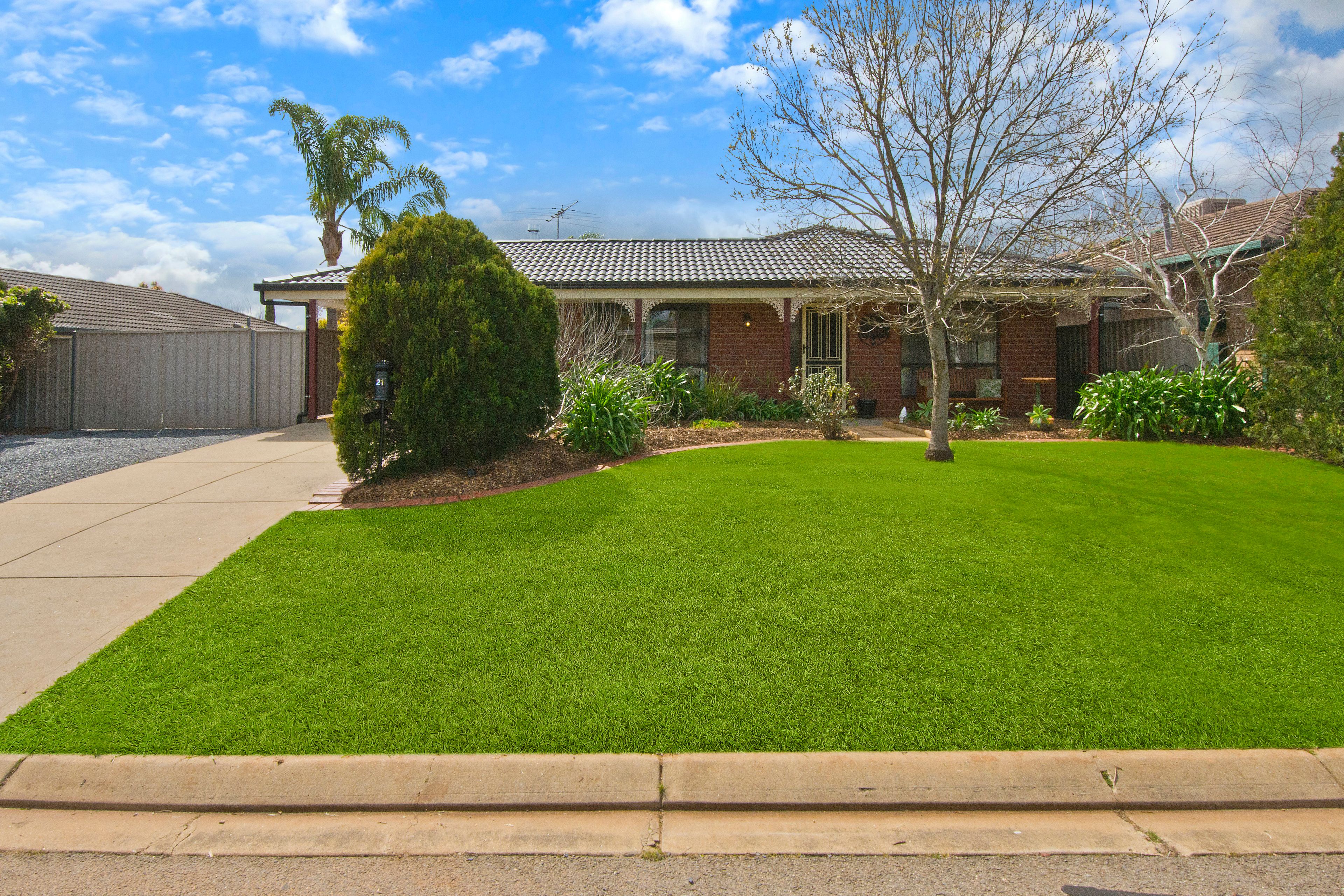 21 Magnolia Crescent, Craigmore, SA 5114