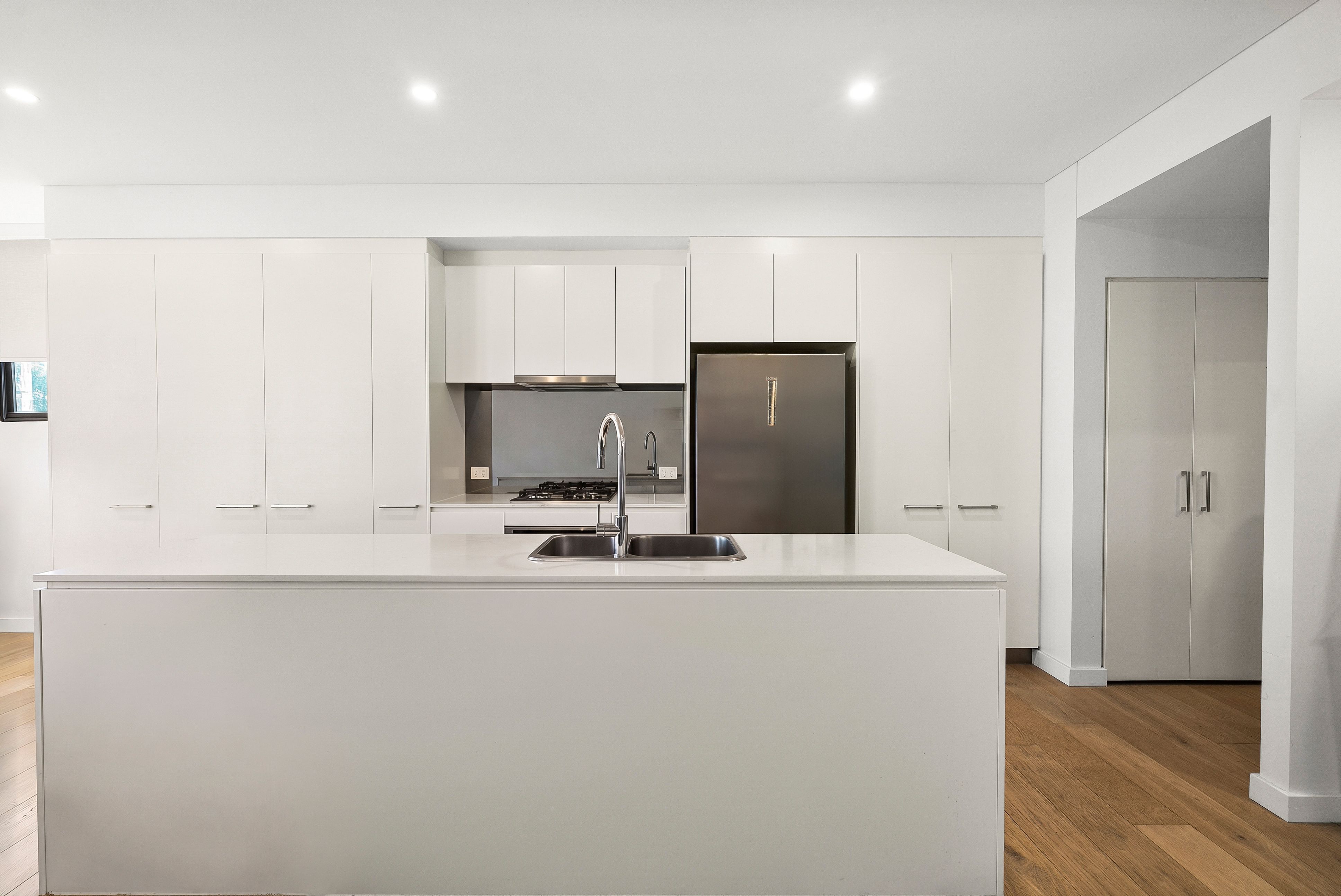 510/12 Stanley Street — photo 3 of 8