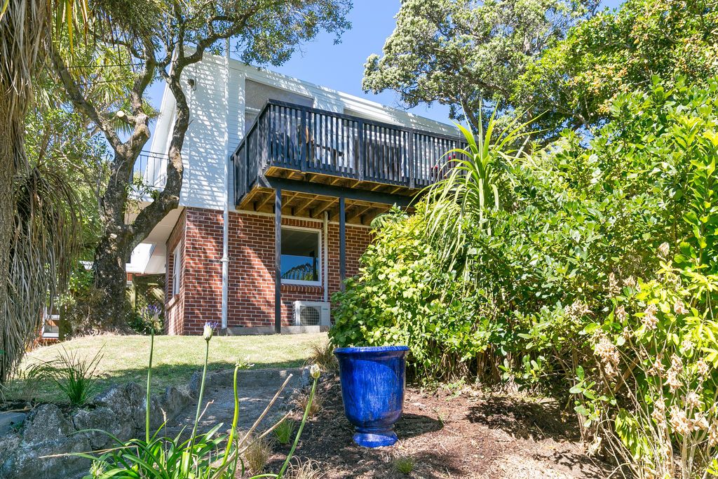 16a Donald Crescent, Karori, Wellington City