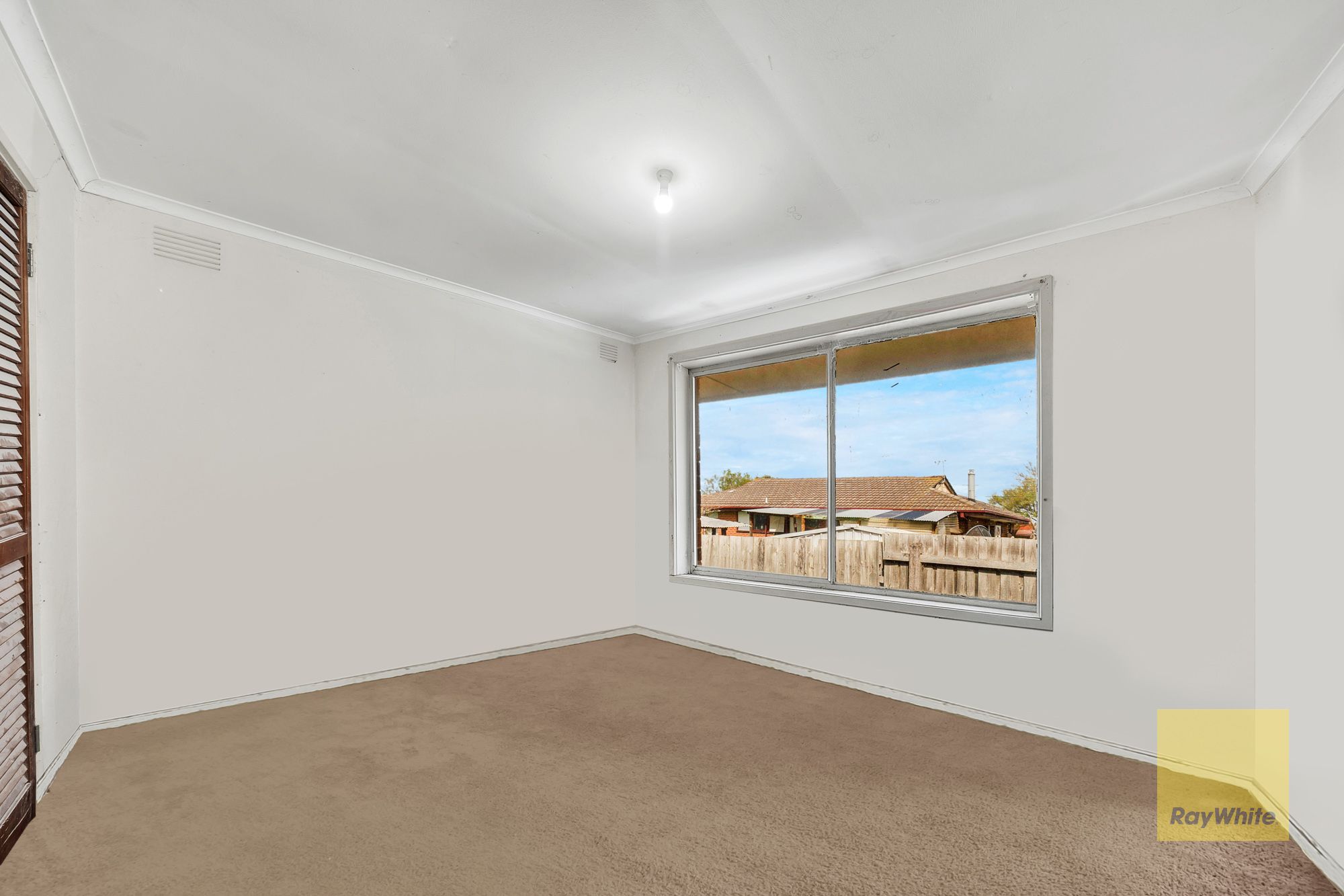 102 Oakwood Road — photo 3 of 13