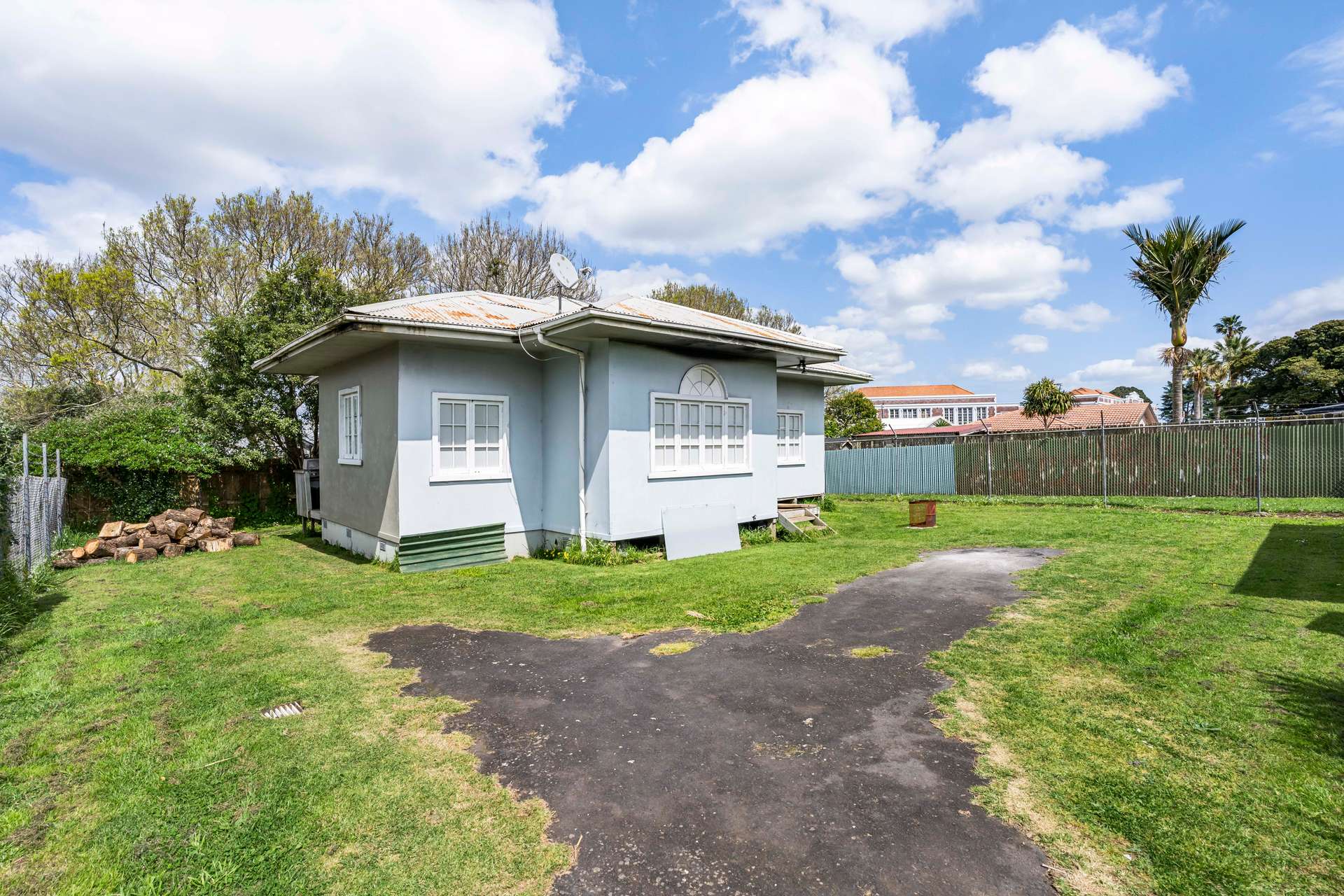 64 Mangere Road photo 1