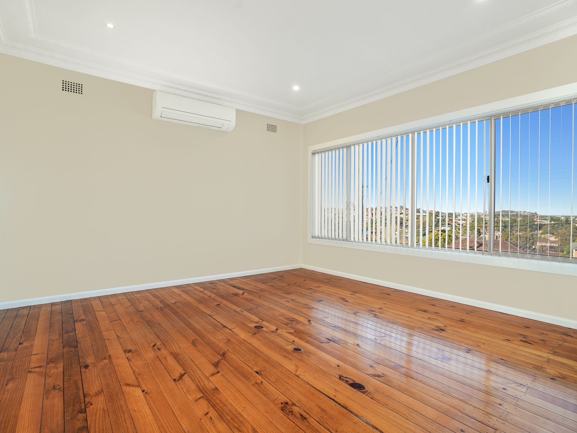 32 Canberra Road, Lake Heights, NSW 2502