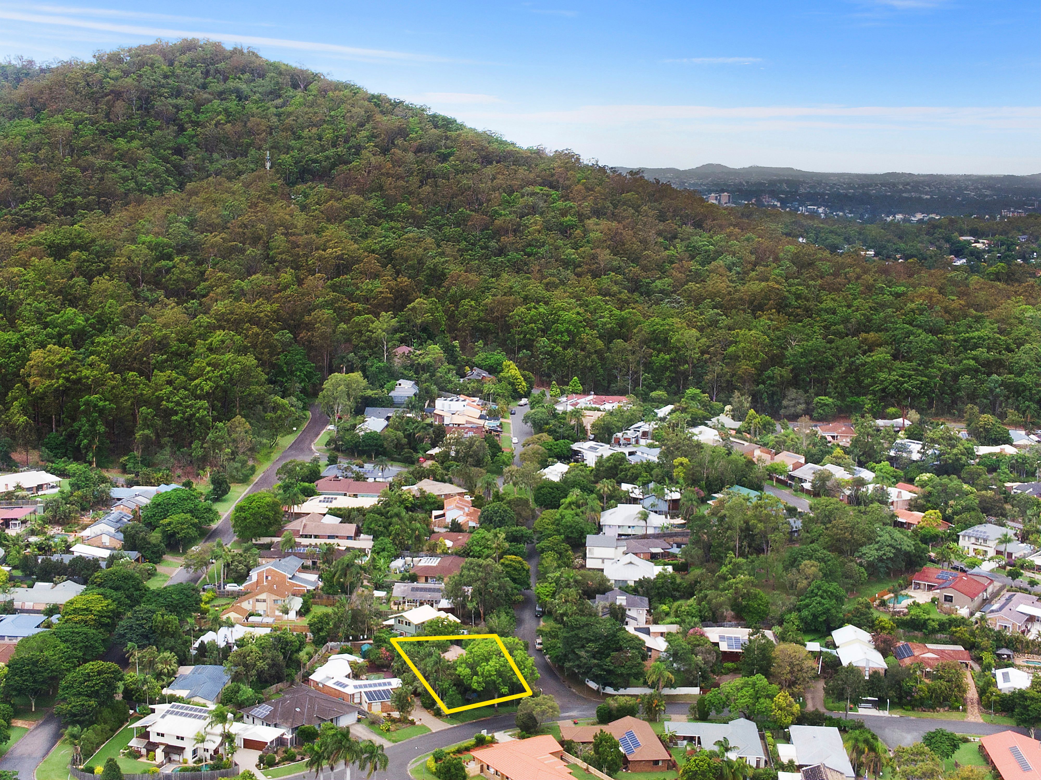 2 Toddington Street, Chapel Hill QLD 4069