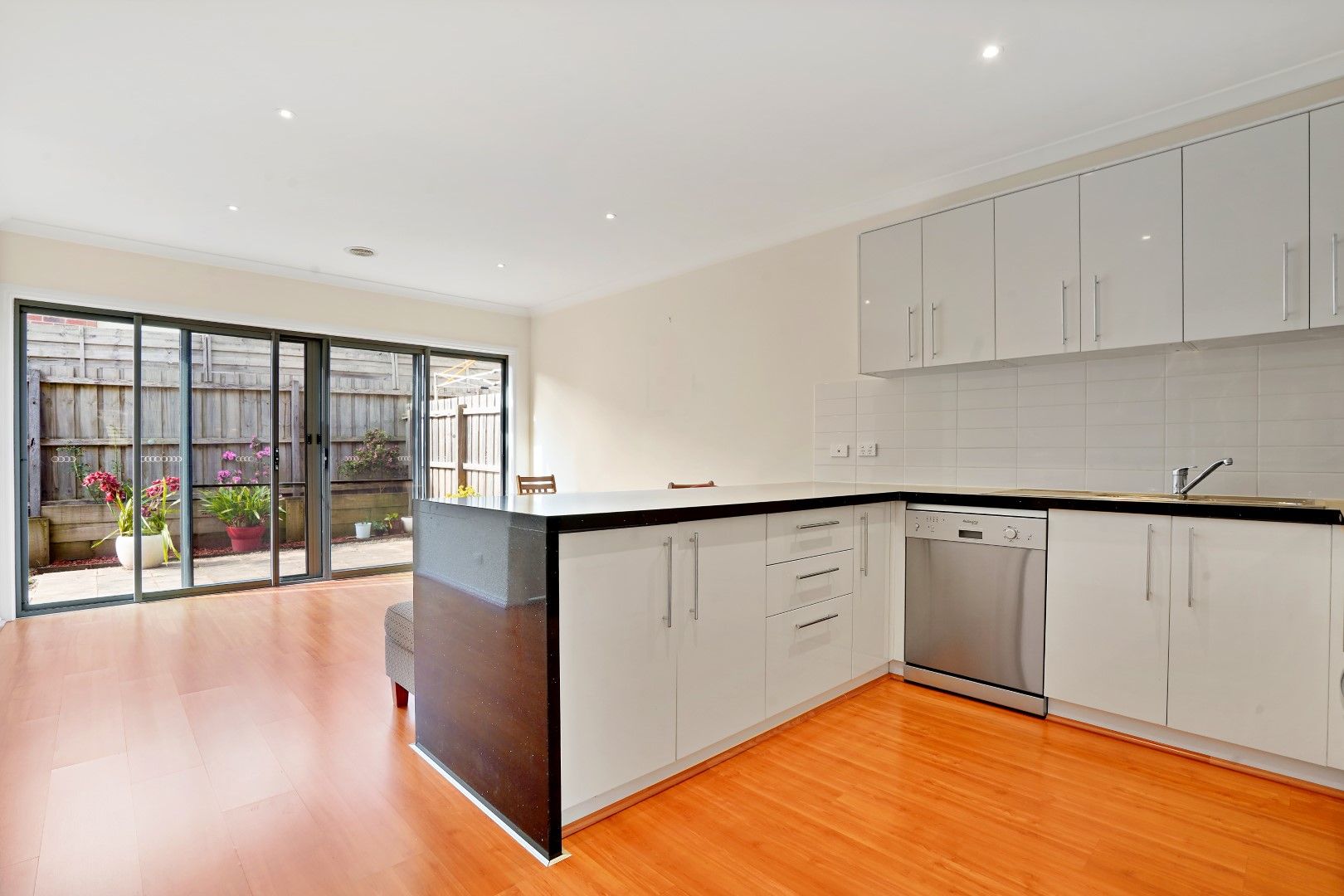 2/61 Commercial Road — photo 4 of 9