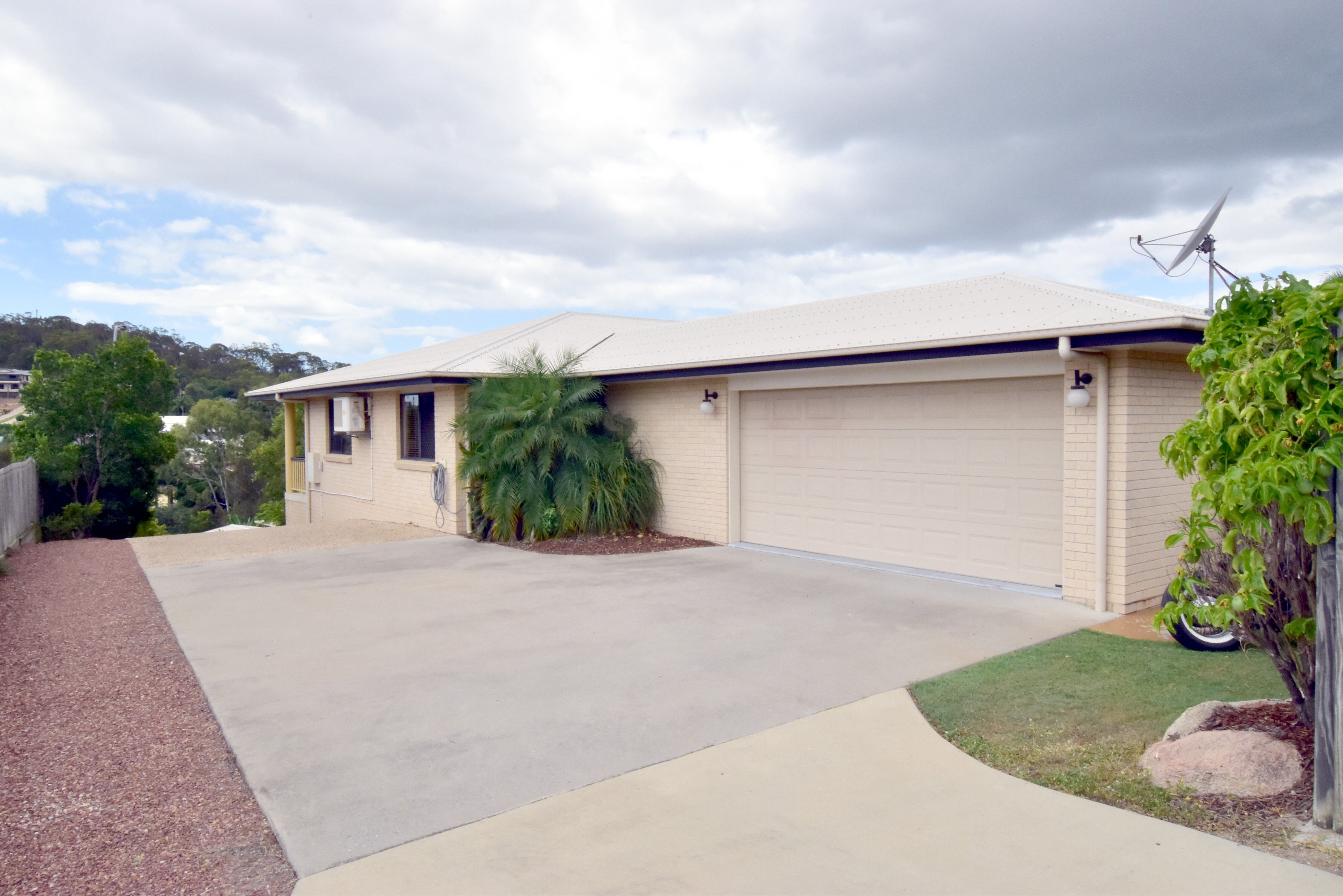 176 J Hickey Avenue, Clinton, QLD 4680