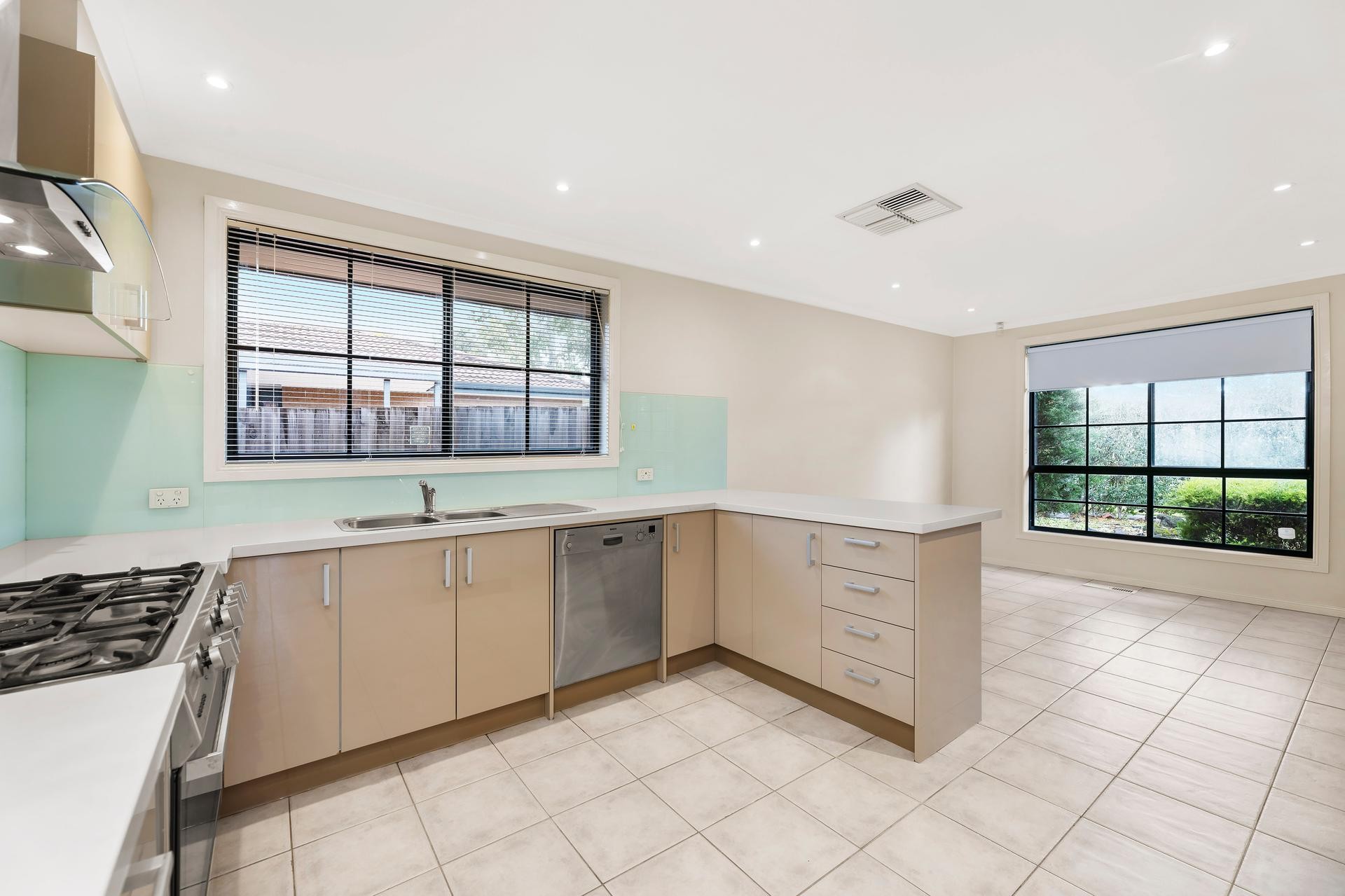 4 Gaze Court, Mill Park, VIC 3082