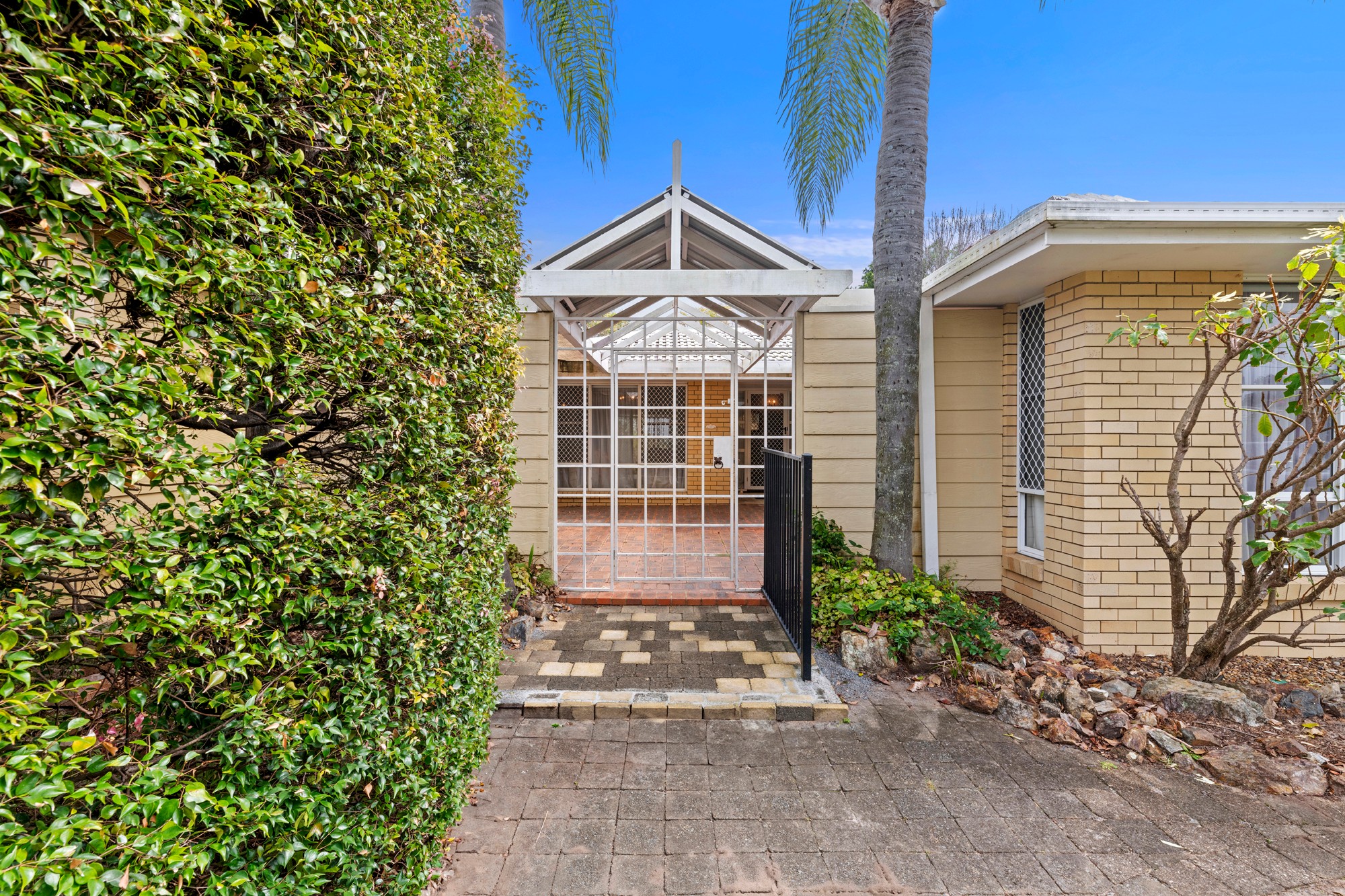 27 Kingfisher Crescent, Burleigh Waters, QLD 4220