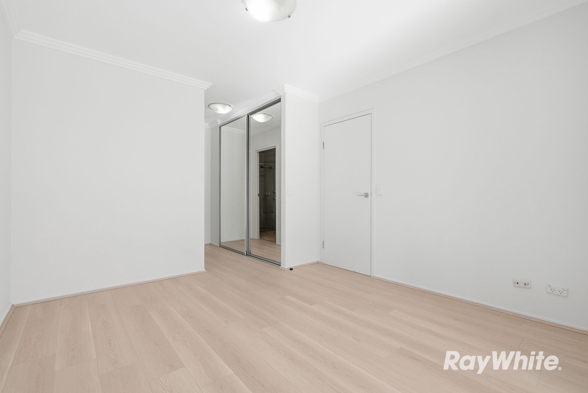 11/4-10 Benedict Court — photo 11 of 20