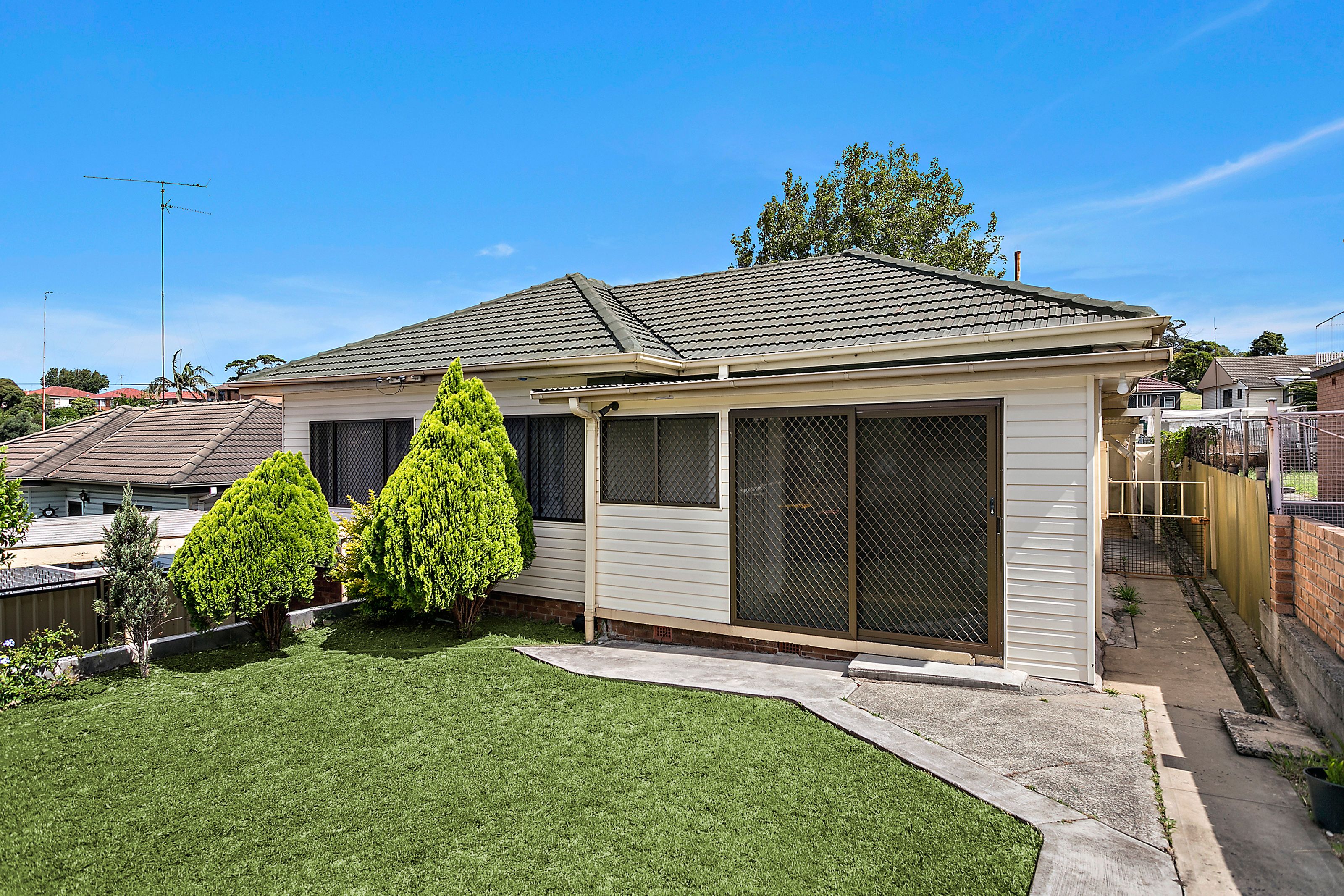8 Denise Street, Lake Heights, NSW 2502