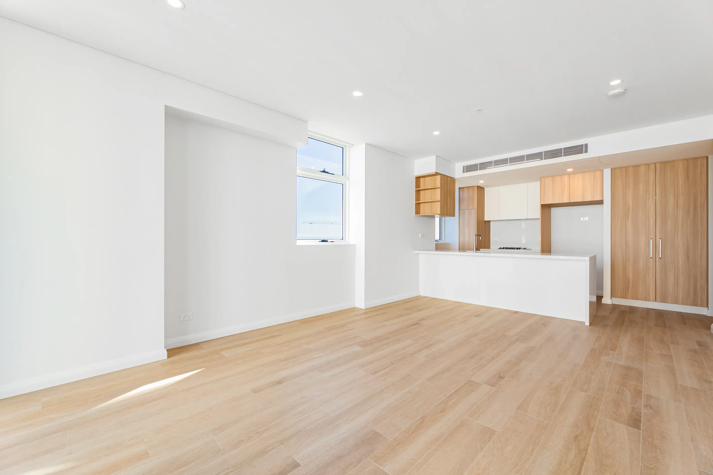 Brand NEW| Water Scenic View| Luxury Living| Unbeatable Connectivity — photo 5 of 12