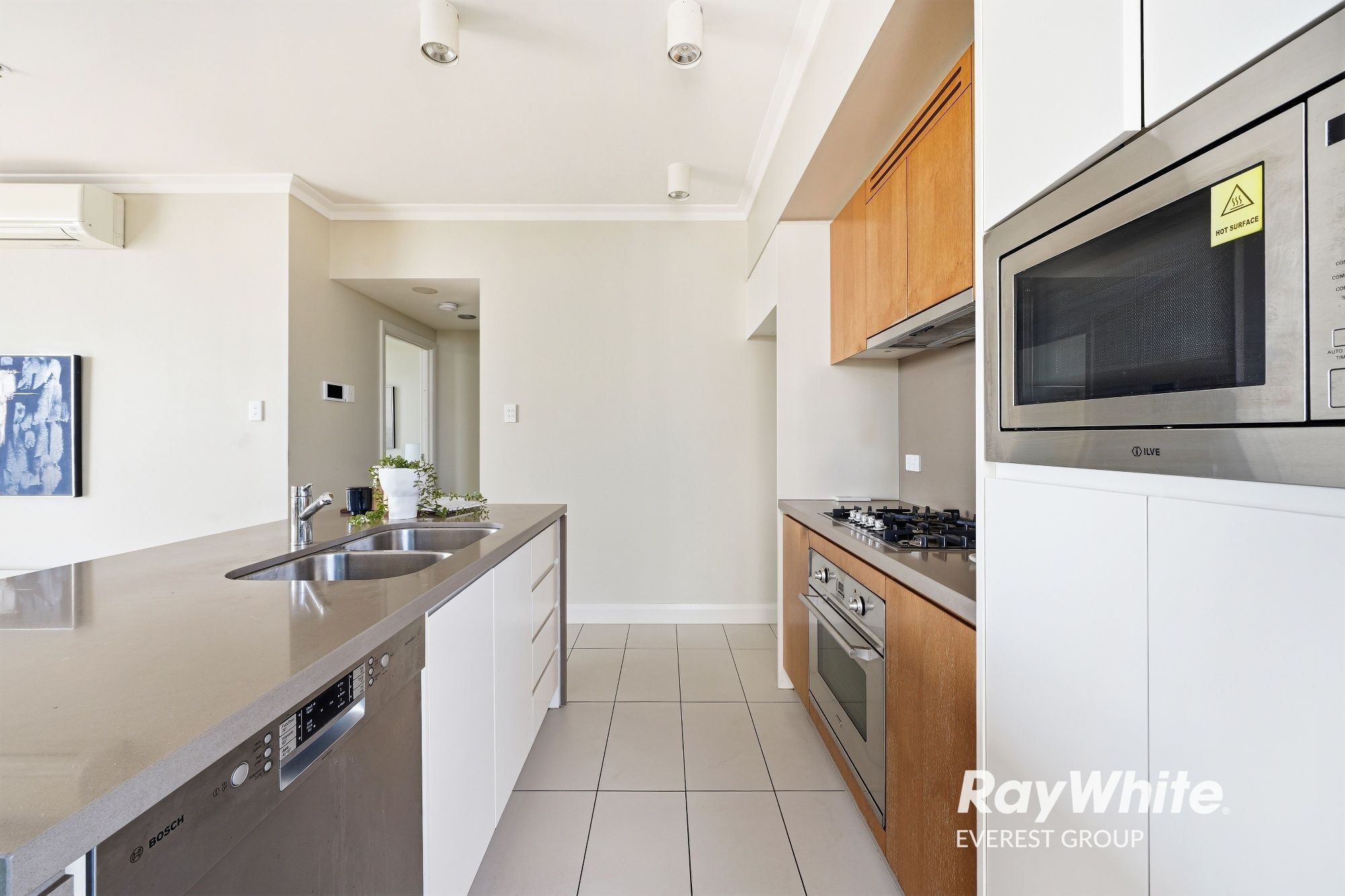 2110/46 Walker Street — photo 10 of 18