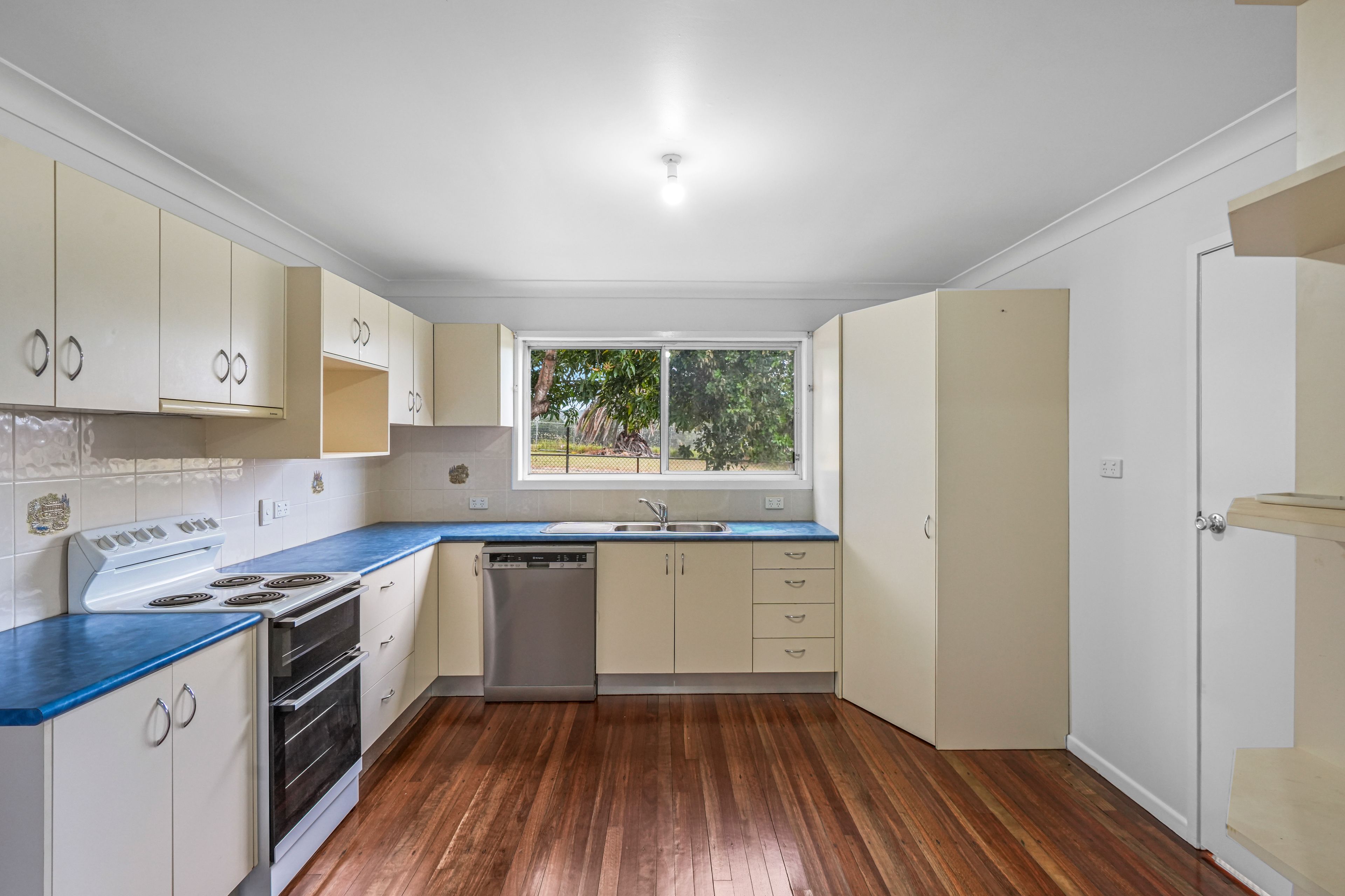 9 Laura Court — photo 5 of 18