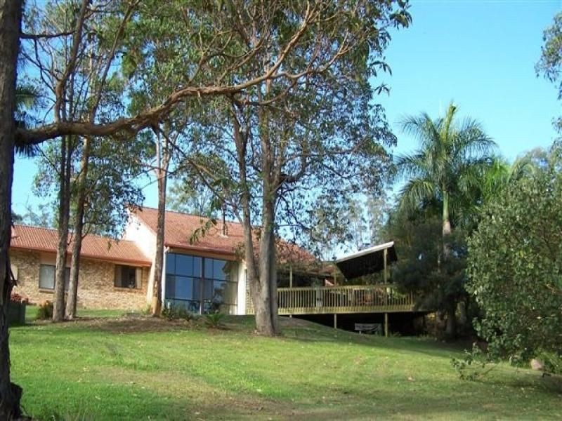 1 River Oaks Drive, Eatons Hill, QLD 4037