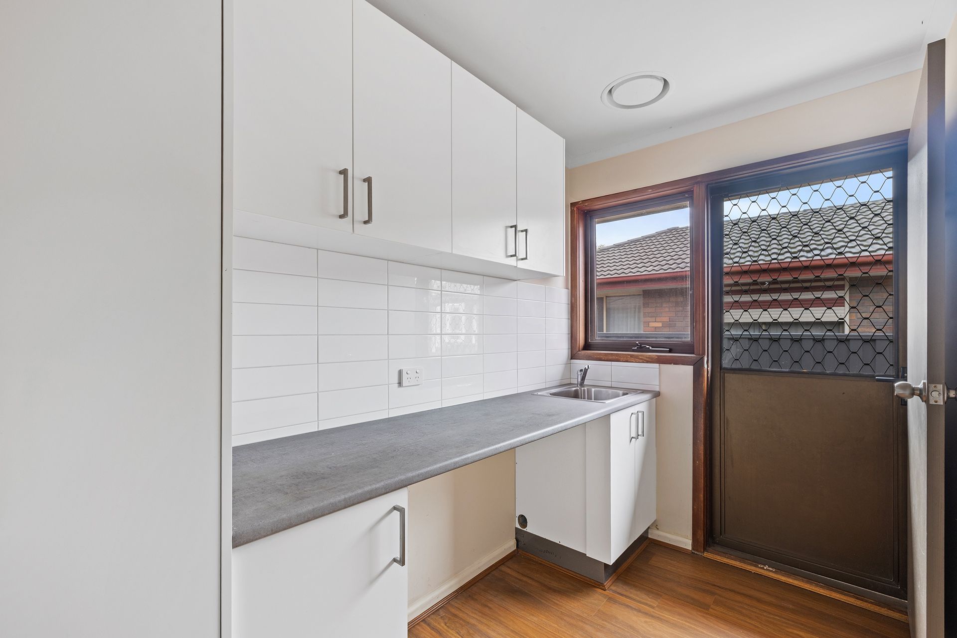 285 Gladstone Road — photo 9 of 10