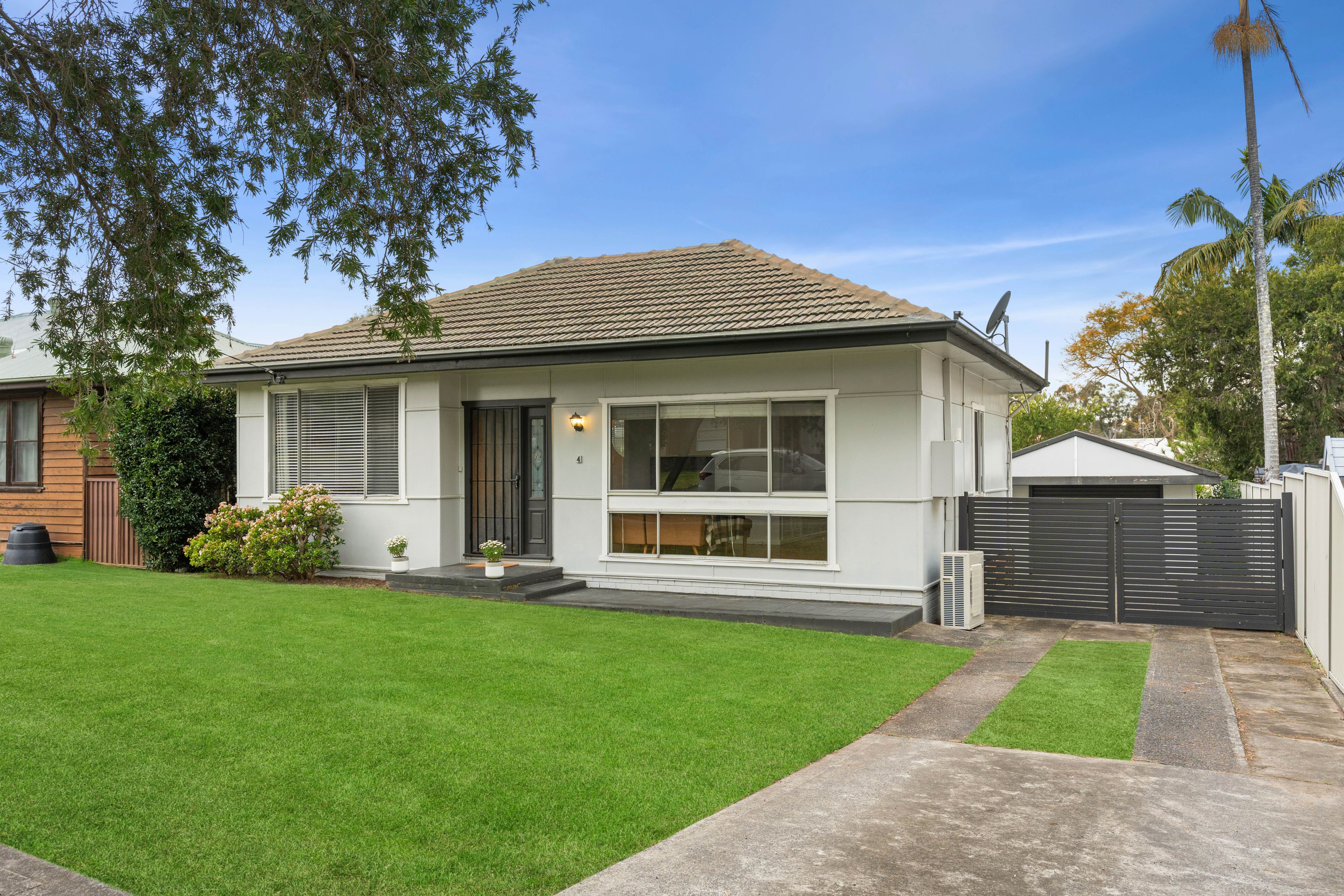 4 Warwick Avenue, Mannering Park, NSW 2259
