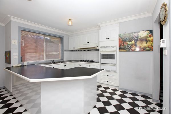 15 Woolnough Drive, Mill Park, VIC 3082