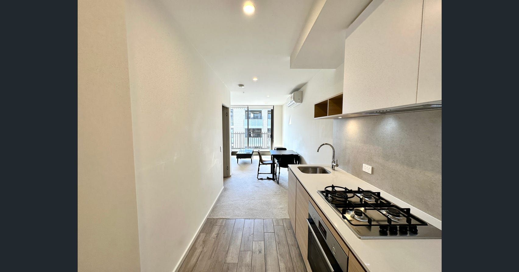511/1 Village Mews — photo 4 of 9