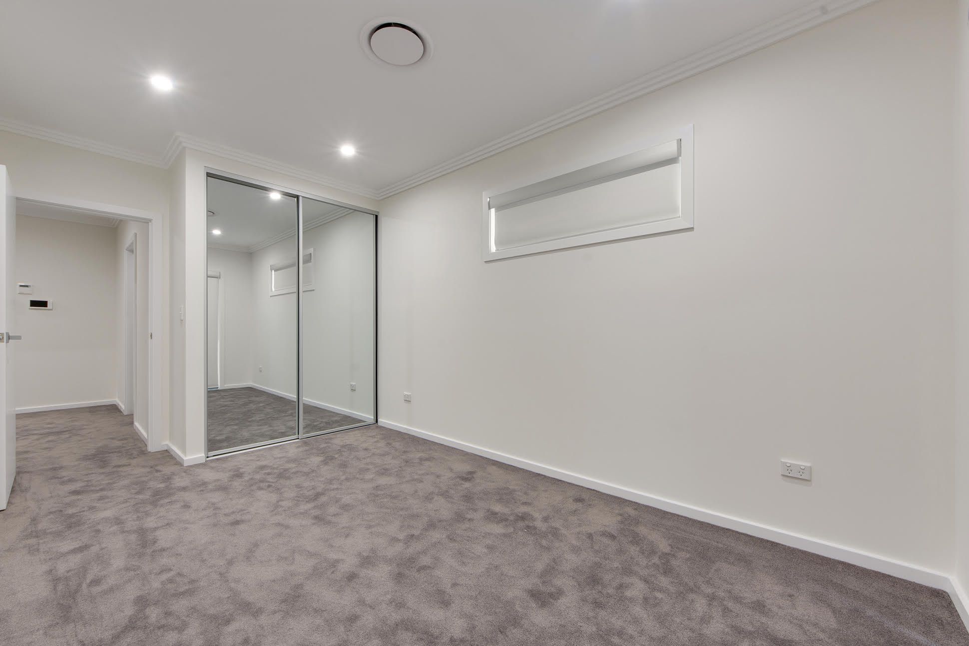 8 Hilltop Crescent — photo 5 of 10