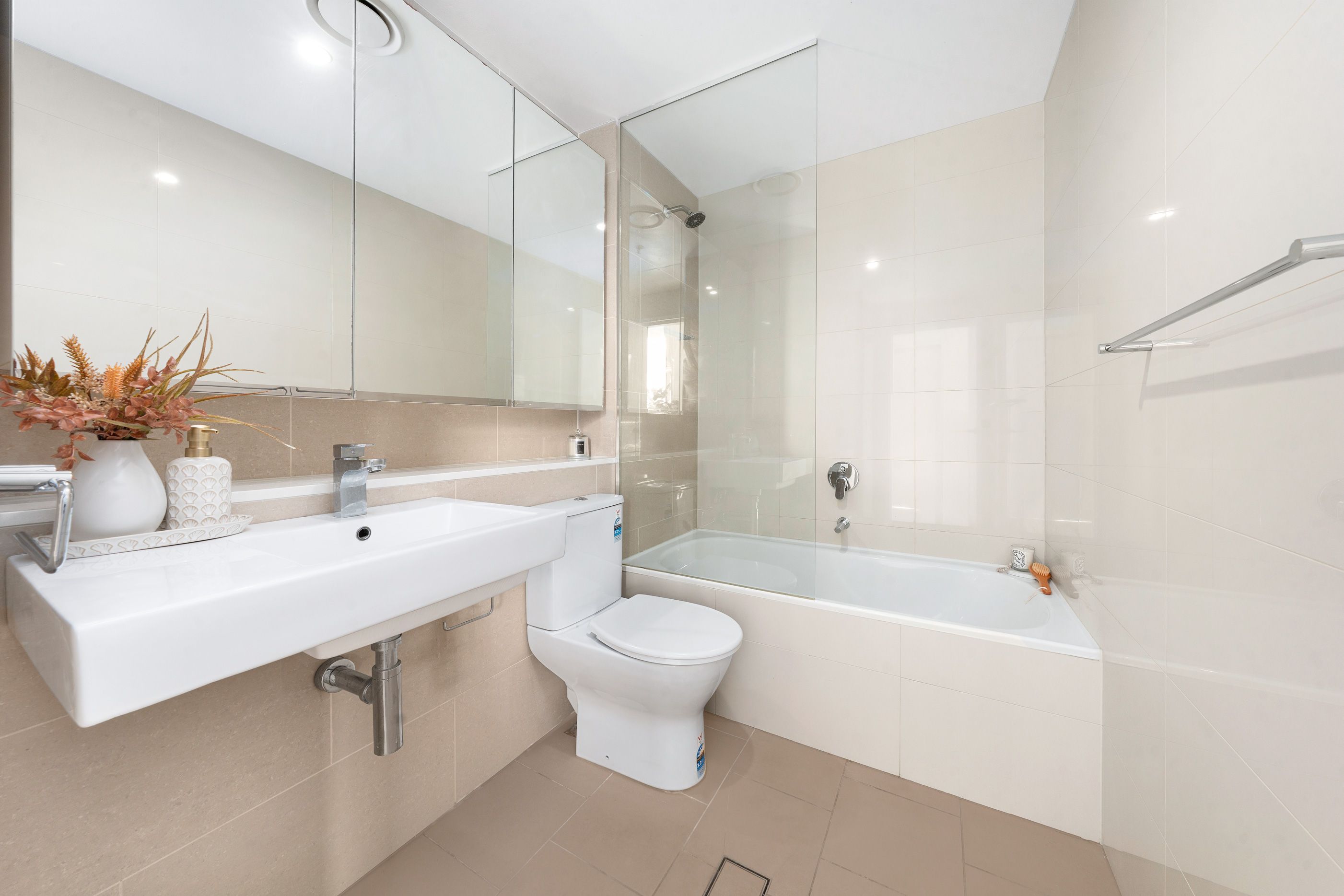 605/4 Saunders Close — photo 7 of 13