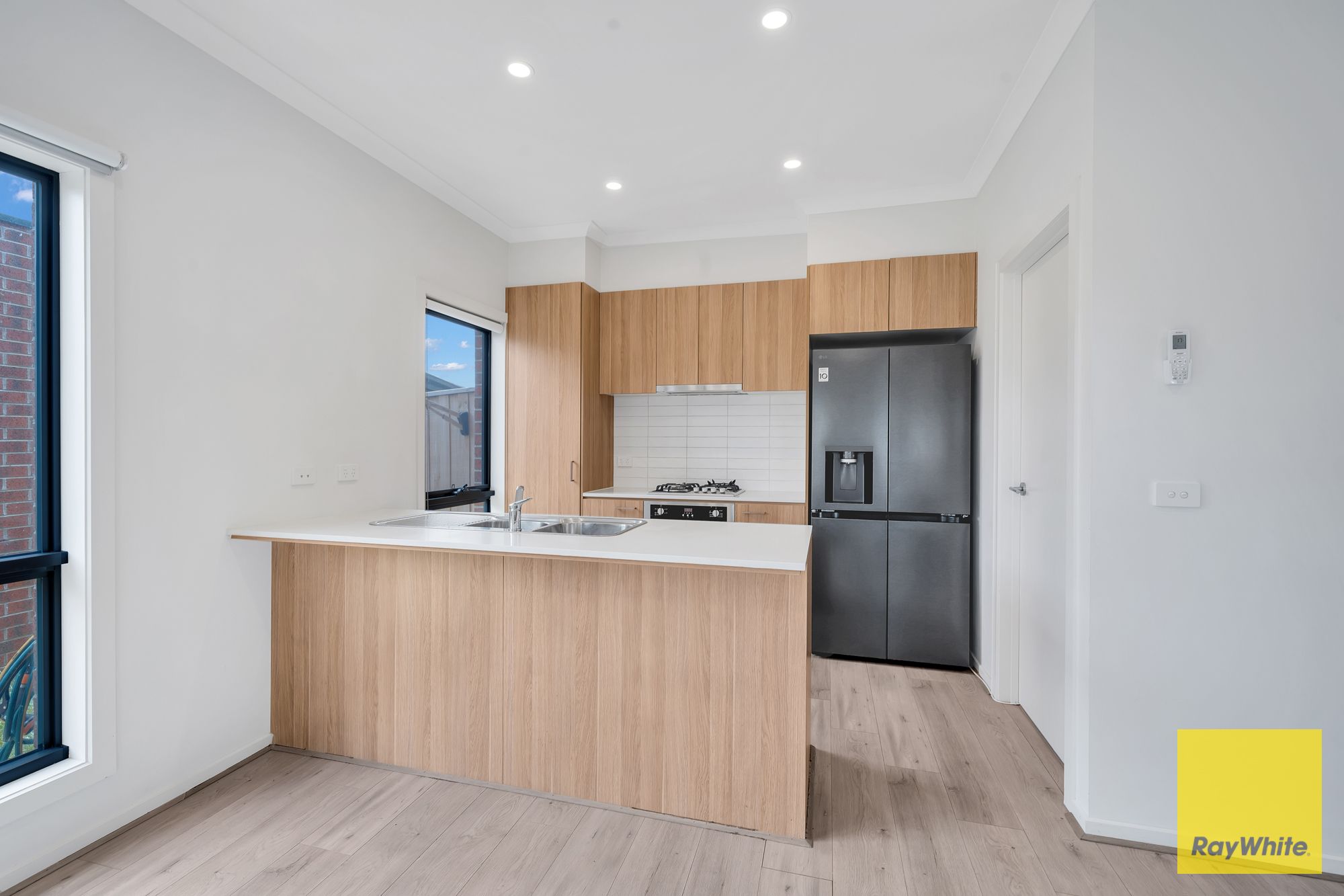 8/4 Westonbury Drive — photo 6 of 30