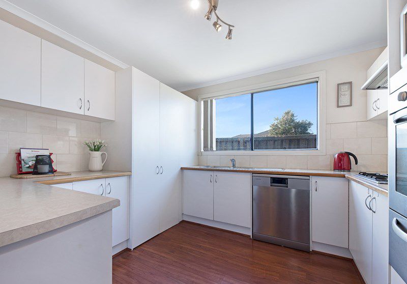 2 Pepperbush Circuit, Cranbourne, VIC 3977