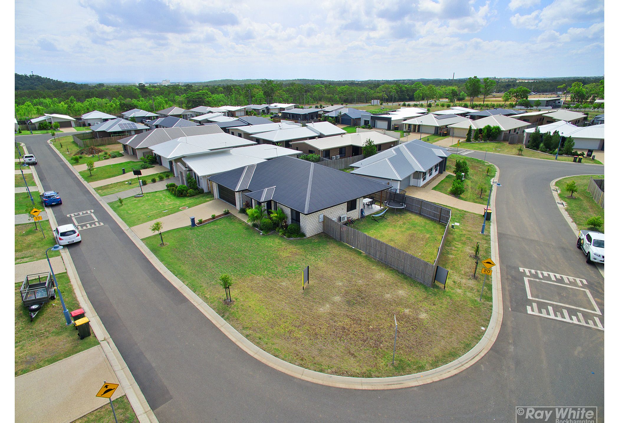 2 Graduate Parade / 4 Masters Avenue, NORMAN GARDENS, QLD 4701
