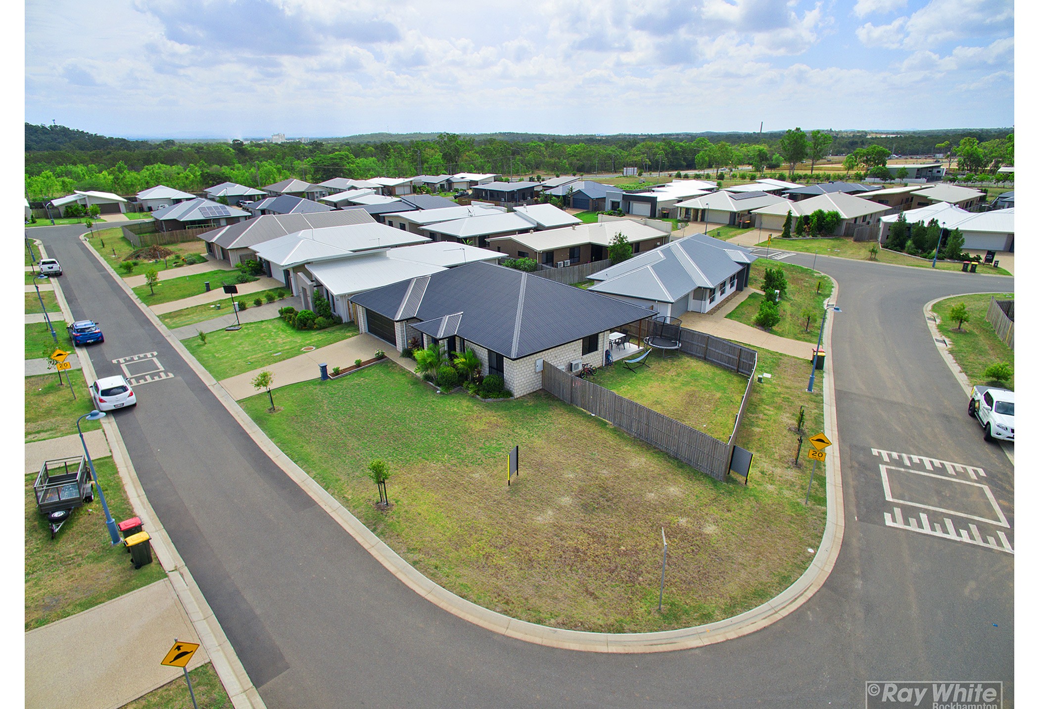 2 Graduate Parade / 4 Masters Avenue, NORMAN GARDENS, QLD 4701