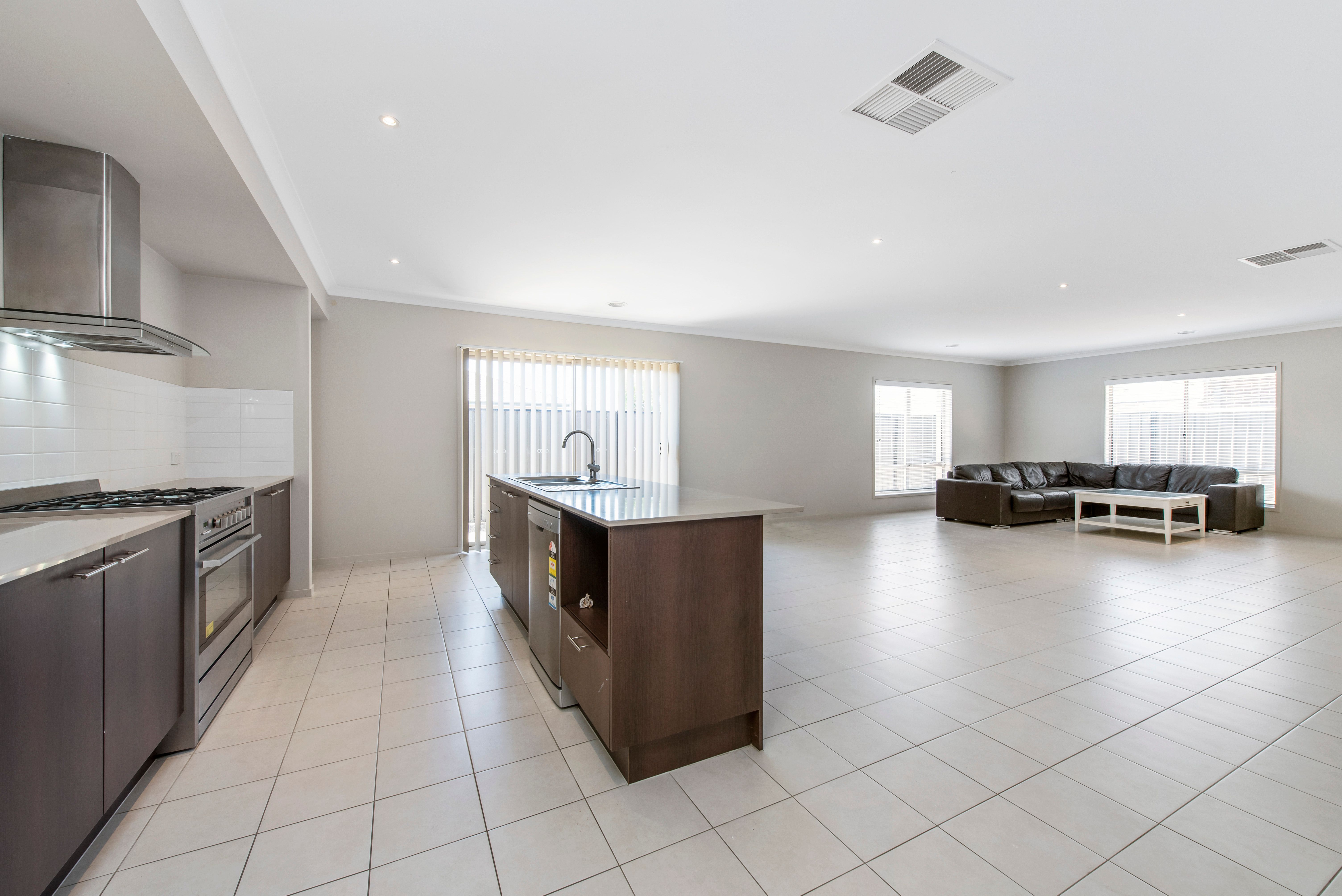 1 Gillyweed Avenue, Clyde North, VIC 3978