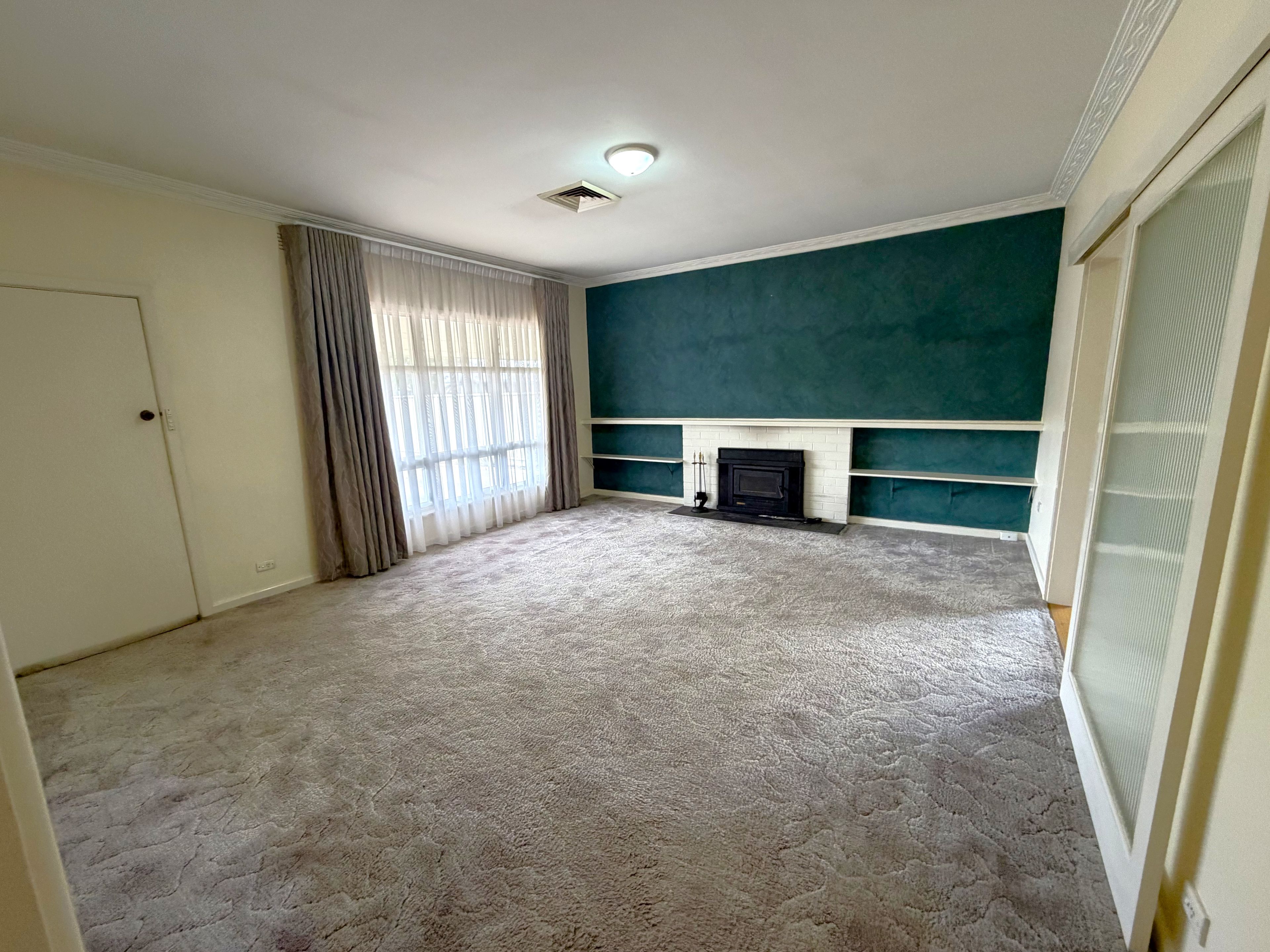 410 Campbell Crescent — photo 3 of 11