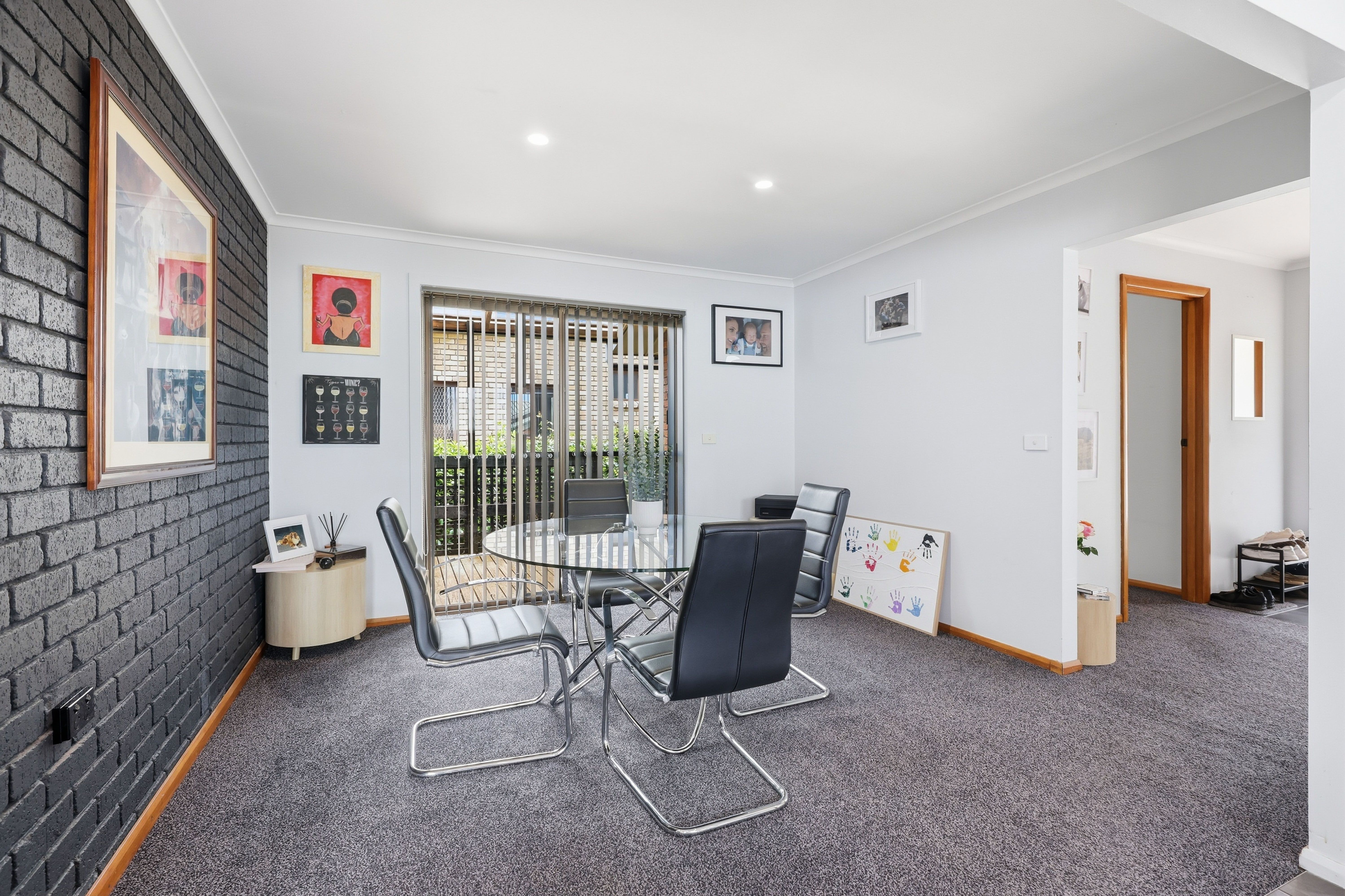 17 Wiena Crescent — photo 9 of 26