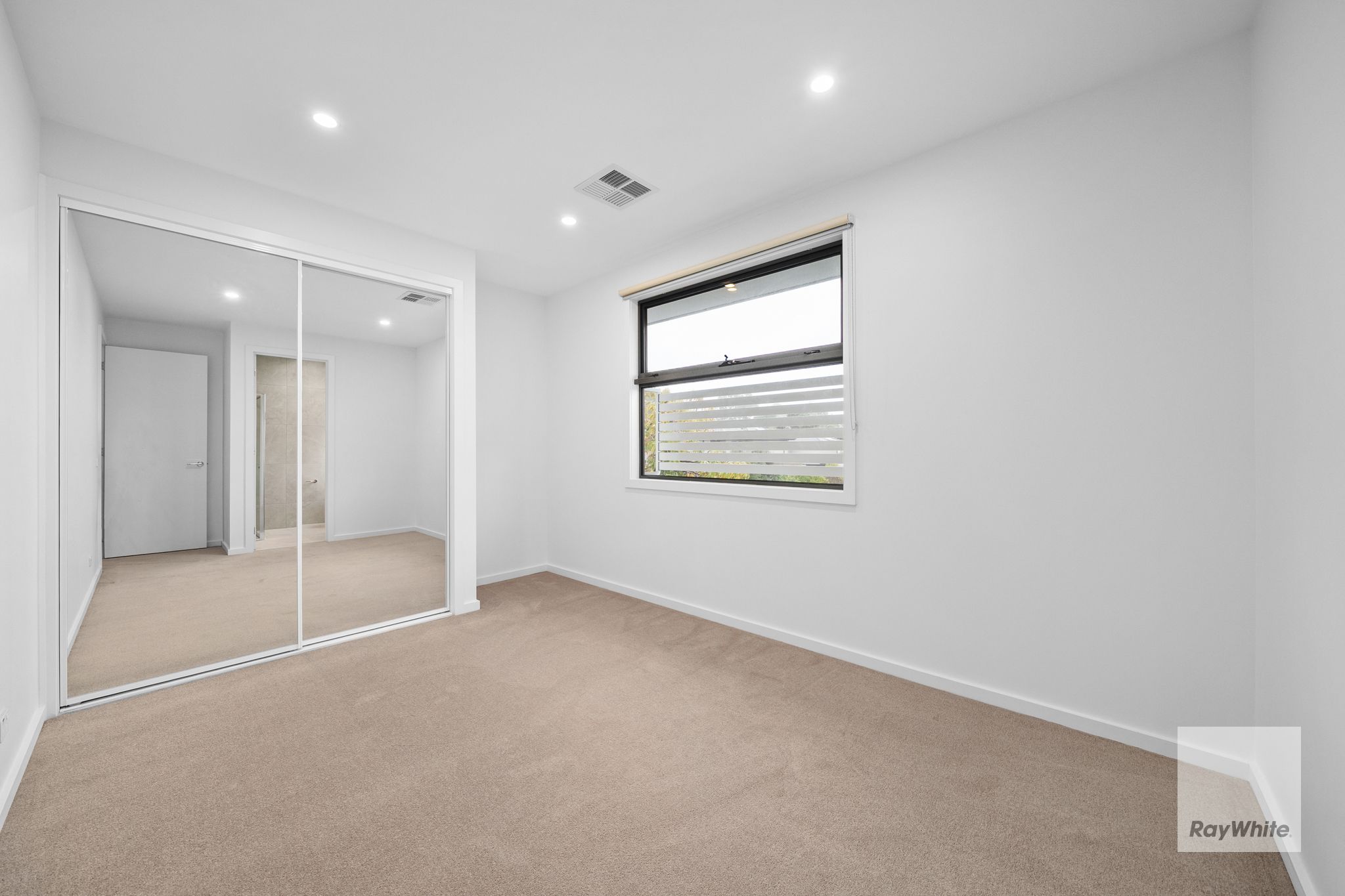 3-4/17 Worrall Street — photo 10 of 15